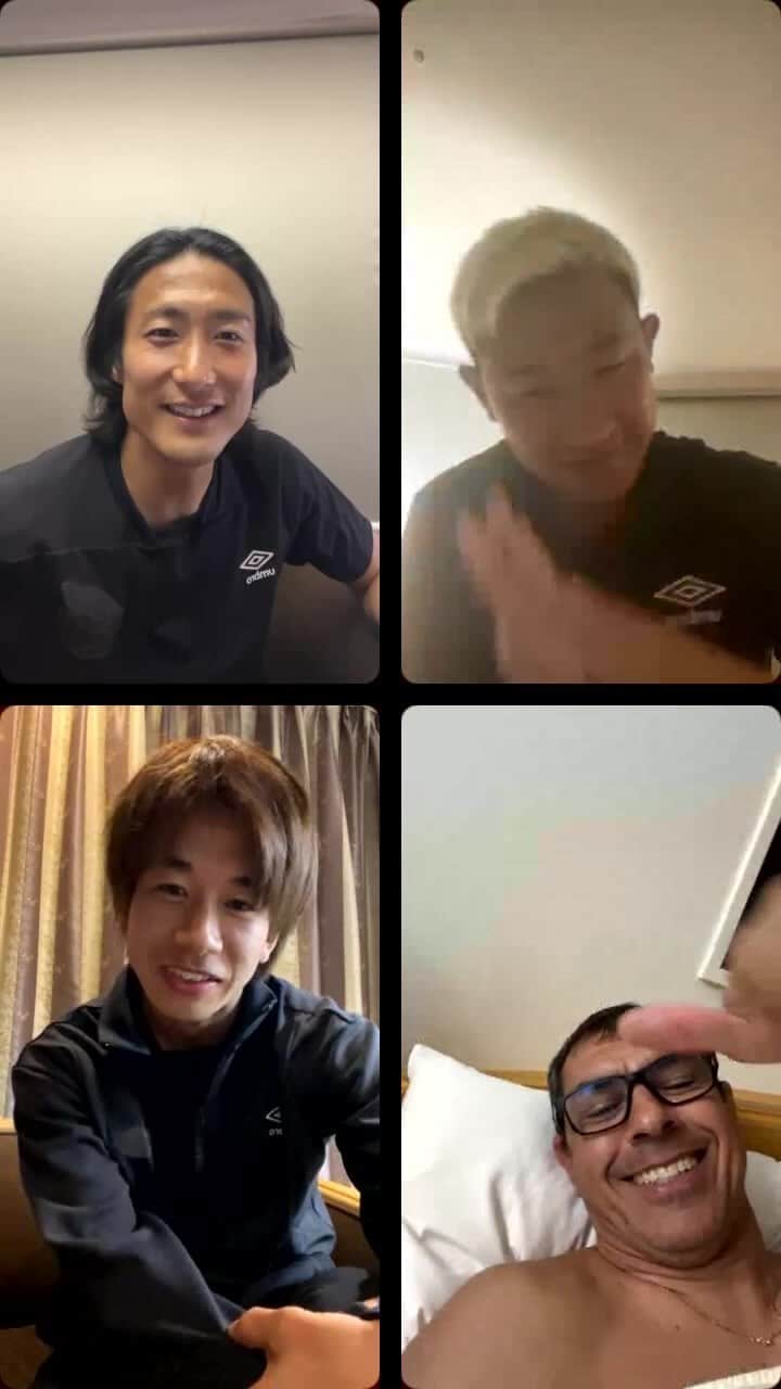 都倉賢のインスタグラム：「チームメイトと気軽にインスタライブをしていたら、なんと、なんと、監督が参加してくれました😍 それもめちゃくちゃセクシー雰囲気で…笑 選手と監督が一緒にインスタライブやるチームなんて他にないでしょ？！ 今年のV長崎の一体感は違うんです👍🏻👍🏻👍🏻 目標に向かって皆んなで力を合わせていくぞー！！！  それにしても監督登場の時の衝撃は夢に出てきそうだな…。」
