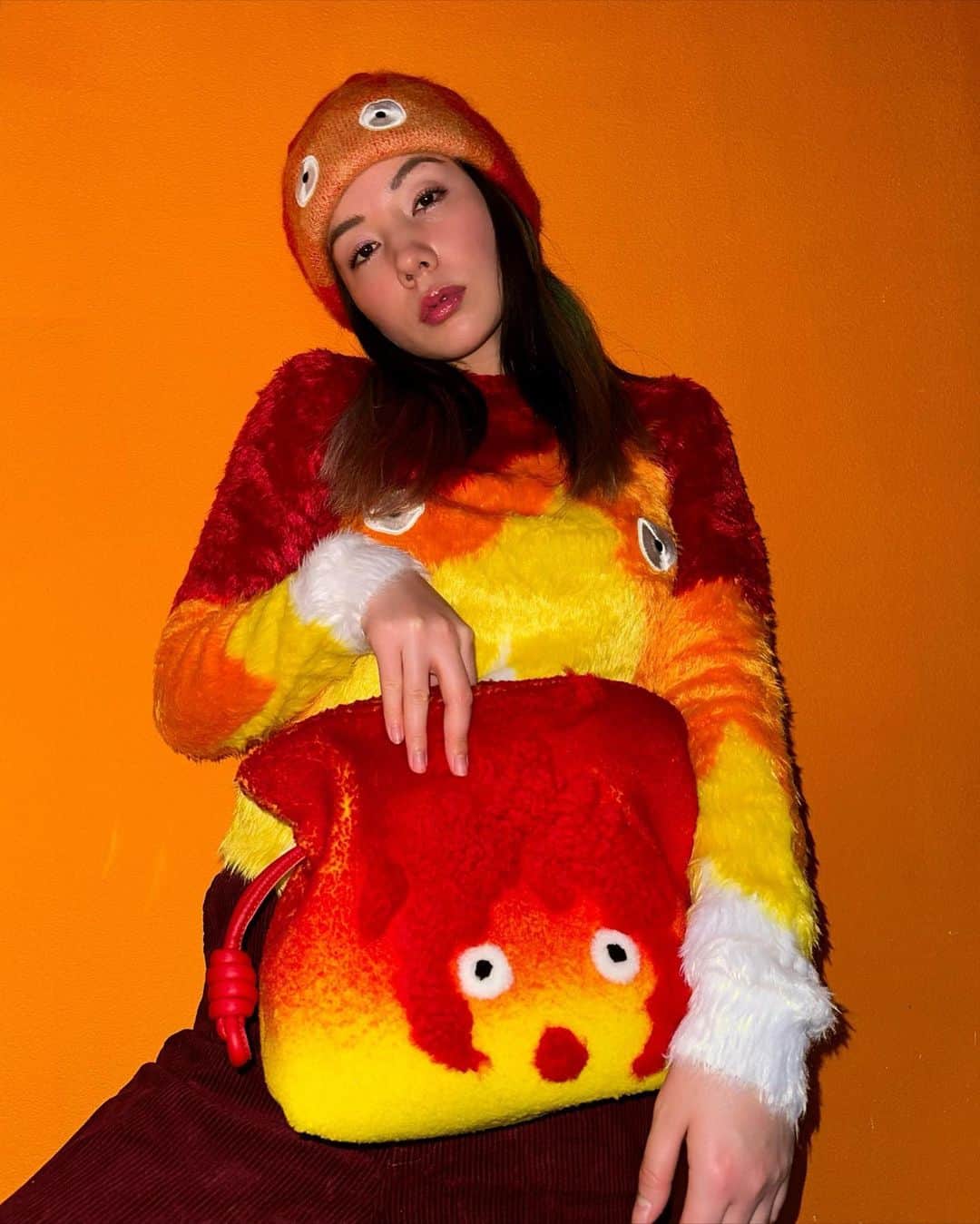 仲里依紗のインスタグラム：「全身カルシファー🔥これで私も火の悪魔よ〜❤️‍🔥😈🔥🔥🔥  ロエベ×スタジオジブリ の 『ハウルの動く城』カプセルコレクションが本日2/2にローンチです🏰❤️‍🔥 なんと今回が最後のジブリコラボみたい😭 まだまだコラボしてほしかった〜😭もののけ姫…🥺🐺👸🥲 3枚目からのおかしな顔の写真はカルシュファーのモノマネです😂  @loewe  #loewe   #ハウルの動く城   #ロエベとハウル」