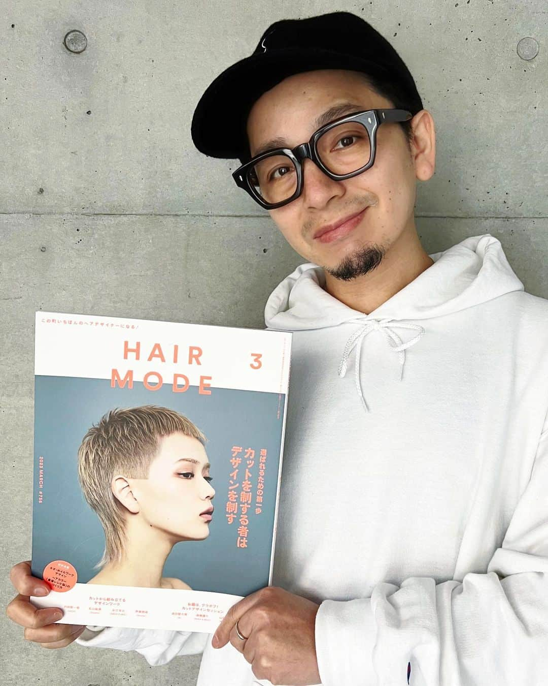 内田聡一郎さんのインスタグラム写真 - (内田聡一郎Instagram)「2/1発売のHAIRMODE3月号「カットデザイン特集」にてスタイル提案しております！ そして、2スタイル作ったうちの1スタイルが表紙を飾りました！ 嬉しい！  他の作品も素敵なのたくさんなのでぜひ誌面にてご覧ください！  #ヘアモード #HAIRMODE #美容師 #業界誌 #撮影 #雑誌 #表紙」2月2日 20時12分 - soucuts