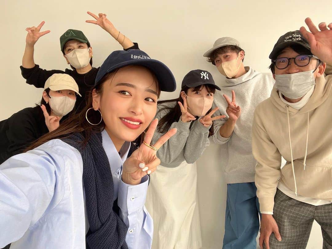 近藤千尋のインスタグラム：「チームVERY🥹❤️ 和気あいあい🥰撮影しております☺️ みんなキャップだから記念写真！笑 今日も笑った笑った☺️ 極寒の中、ロケで春服でしたが みんなで力を合わせてとっても🐒 素敵なページになりそうです☺️🌈  雑誌が減ってきている中 紙媒体、本当に大切で貴重な存在❣️🥺」