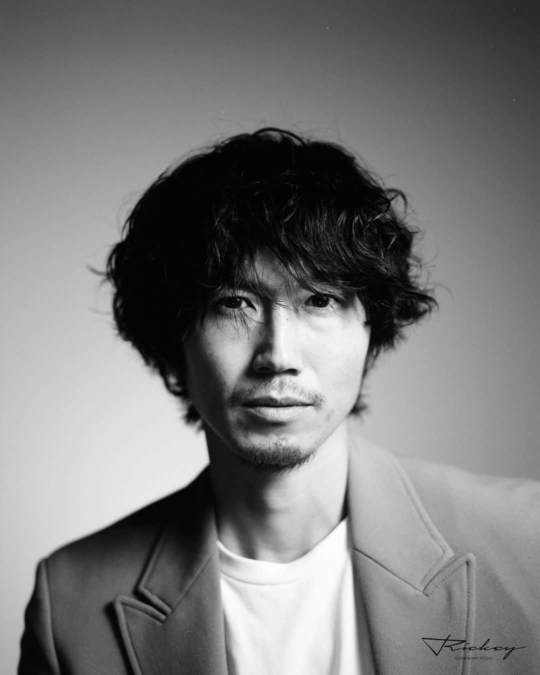 渡部純平さんのインスタグラム写真 - (渡部純平Instagram)「Film photo by RICKEY HIROKAWA(フィルムアーティスト) @rickeyhirokawa   Hair&make @yo_da_hm  Special thanks @yuumi817   #フィルム#フィルム写真#film#filmphoto#photography#モノクロ#ポートレート#monochrome #blackandwhite #photooftheday #model#actor#lifestyle#meditation #yoga#光と影#挑戦#モチベーション#keepthefaith  #渡部純平#junpeiwatanabe」2月2日 20時27分 - junpei_wt7b