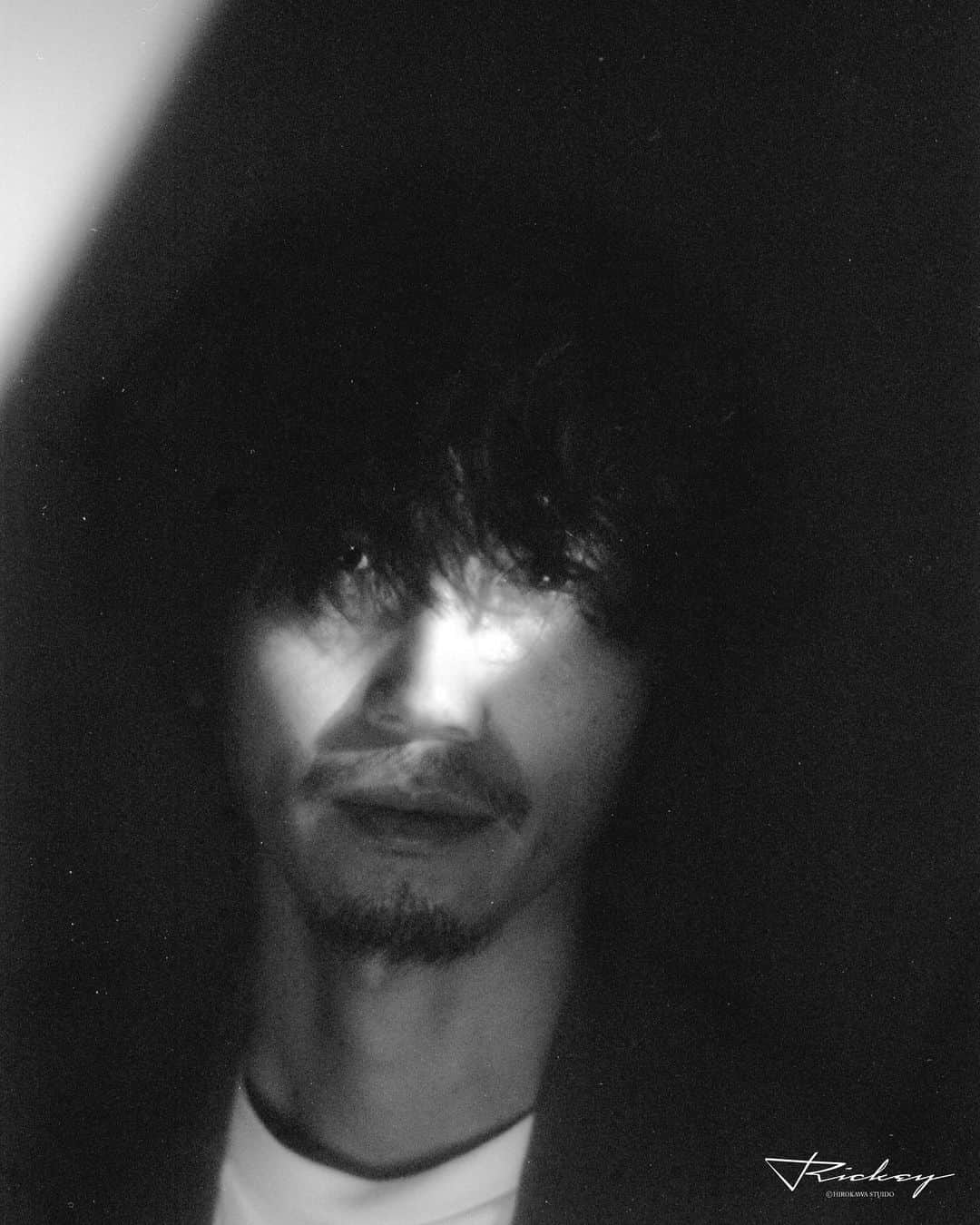渡部純平さんのインスタグラム写真 - (渡部純平Instagram)「Film photo by RICKEY HIROKAWA(フィルムアーティスト) @rickeyhirokawa   Hair&make @yo_da_hm  Special thanks @yuumi817   #フィルム#フィルム写真#film#filmphoto#photography#モノクロ#ポートレート#monochrome #blackandwhite #photooftheday #model#actor#lifestyle#meditation #yoga#光と影#挑戦#モチベーション#keepthefaith  #渡部純平#junpeiwatanabe」2月2日 20時27分 - junpei_wt7b