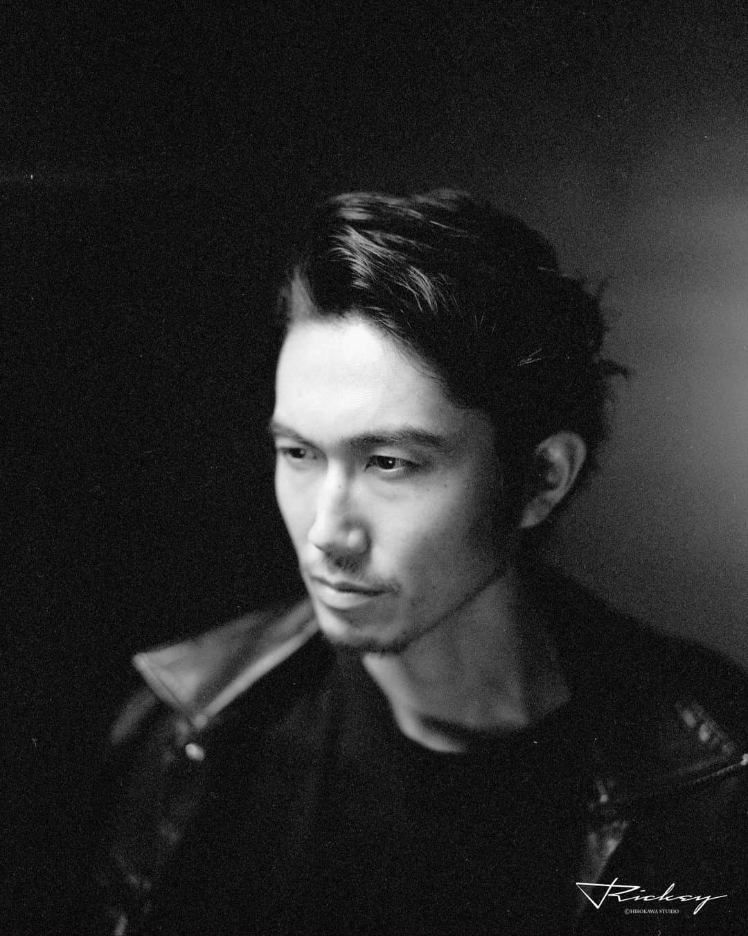 渡部純平さんのインスタグラム写真 - (渡部純平Instagram)「Film photo by RICKEY HIROKAWA(フィルムアーティスト) @rickeyhirokawa   Hair&make @yo_da_hm  Special thanks @yuumi817   #フィルム#フィルム写真#film#filmphoto#photography#モノクロ#ポートレート#monochrome #blackandwhite #photooftheday #model#actor#lifestyle#meditation #yoga#光と影#挑戦#モチベーション#keepthefaith  #渡部純平#junpeiwatanabe」2月2日 20時27分 - junpei_wt7b