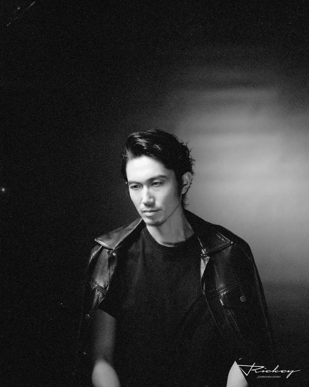渡部純平さんのインスタグラム写真 - (渡部純平Instagram)「Film photo by RICKEY HIROKAWA(フィルムアーティスト) @rickeyhirokawa   Hair&make @yo_da_hm  Special thanks @yuumi817   #フィルム#フィルム写真#film#filmphoto#photography#モノクロ#ポートレート#monochrome #blackandwhite #photooftheday #model#actor#lifestyle#meditation #yoga#光と影#挑戦#モチベーション#keepthefaith  #渡部純平#junpeiwatanabe」2月2日 20時27分 - junpei_wt7b