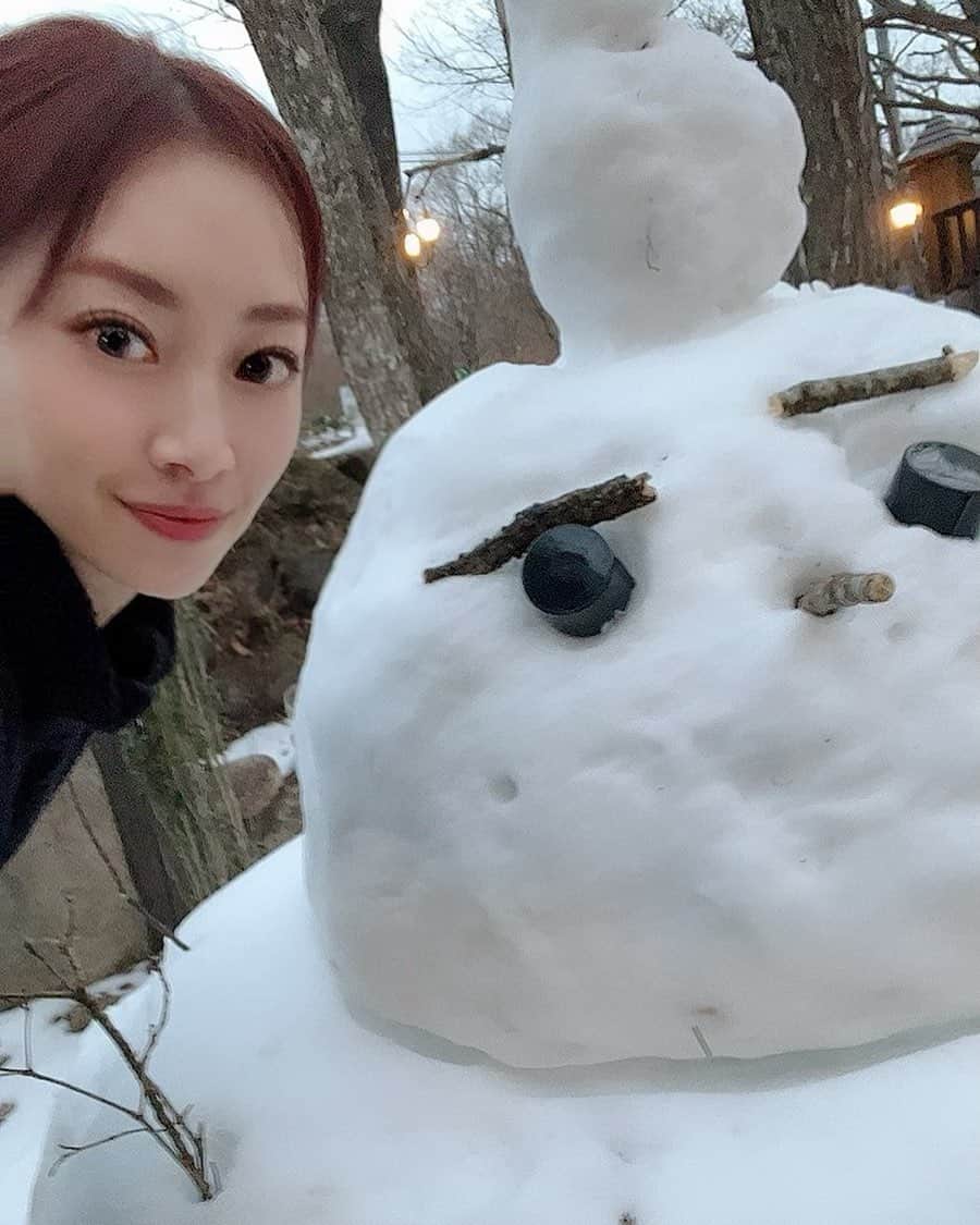 中村果生莉のインスタグラム：「⛄️ . . 期間限定の赤髪、記念に投稿しとこ🤣  母に会ったら  「え、なにそれ！！🥶」  「…。言葉が出ない色だね…😇」  「🤣www似合わな〜いw変なのぉ〜ww」  ってことある事に突っ込んでくる…  イライラ( -'д-)y-~  落ちてきて馴染んでちょうどよくなるまでの辛抱｡｡｡ (と思いたい)  アイブロウも馴染むカラー急いで買いに行きました🥹 . . . #2023年冬バージョン #レッドブラウン #haircolor」