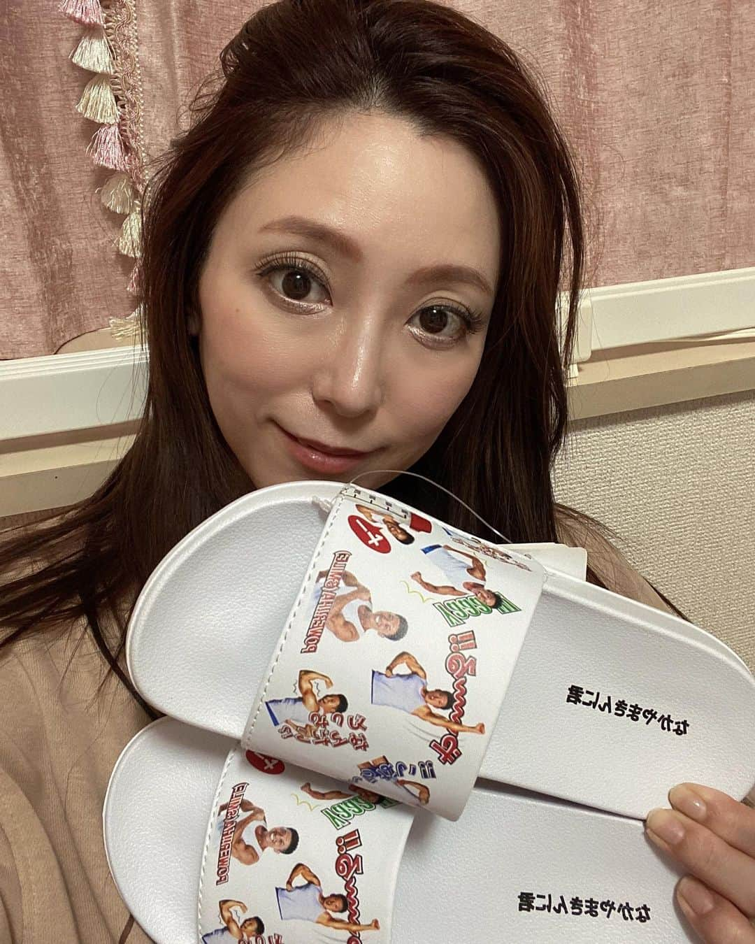 白木優子さんのインスタグラム写真 - (白木優子Instagram)「パワー💪 しまパトでみつけたなかやまきんに君のポーチとサンダル。 ポーチはプロテインシェイカー入るんじゃないの？くらい大きいのに990円。サンダルは1490円、現場で履いてパワー💪もらお😁 #なかやまきんに君  #しまむら  #しまむらパトロール  #白木優子 #アラフィフ #熟女」2月2日 20時40分 - yuko_shiraki_official