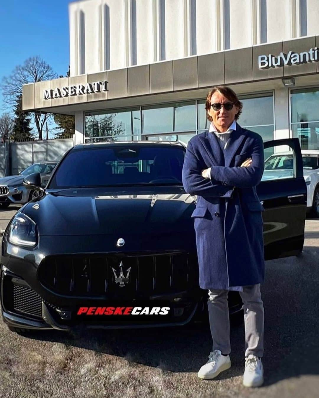 ロベルト・マンチーニのインスタグラム：「Partnership e amicizia, il viaggio insieme continua a bordo della Maserati Grecale Trofeo. ​ ​ #penskecars #friendship #wearepenske  #partnership #amicizia #penskeautomotive #penske #automobili #mancini #motori #robertomancini」