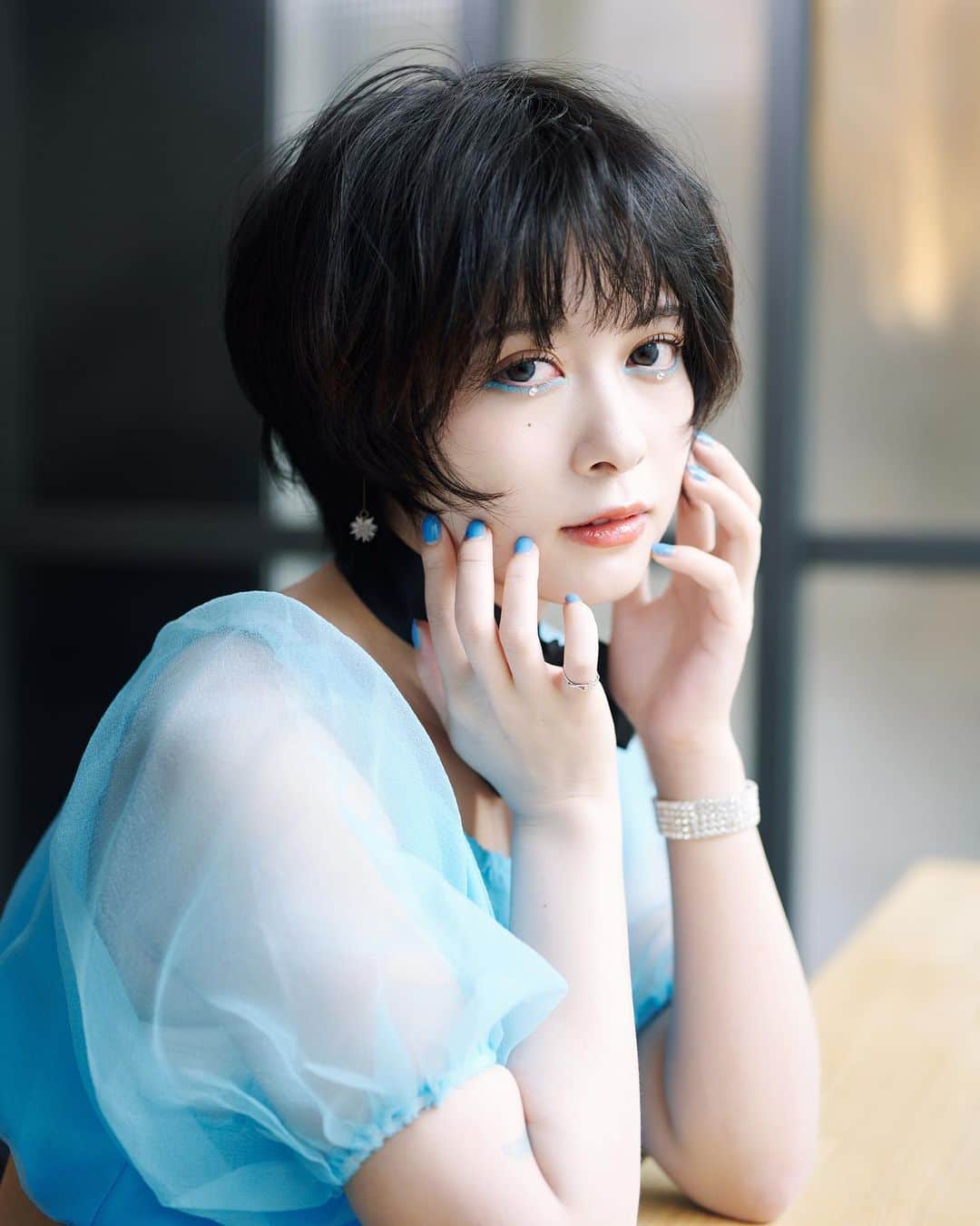 のインスタグラム：「アートなはしめい↑🦋‪🪞✨  次の写真集イベは2月4日だよ。 待ってるね」