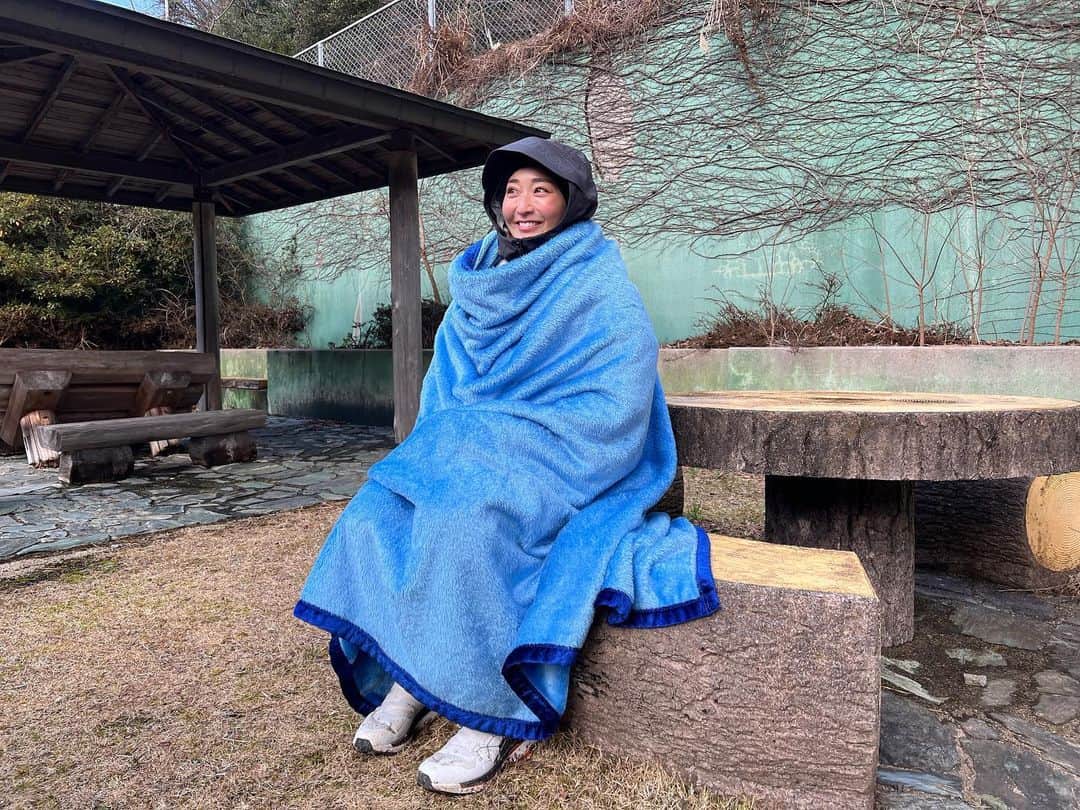 長崎望未のインスタグラム：「. ロケの合間が寒すぎて☃️  スタッフさんが毛布をかけて くださった時のお写真😮‍💨♥️📷笑  髪やら化粧やら気にしてられないような ロケだったので、  ほぼほぼこのスタイルで撮影しました🤣  見た目なんて気にしてられない 時があっても良しだよね🥰😂笑  番組はまた告知しますね😎🤝🥺」