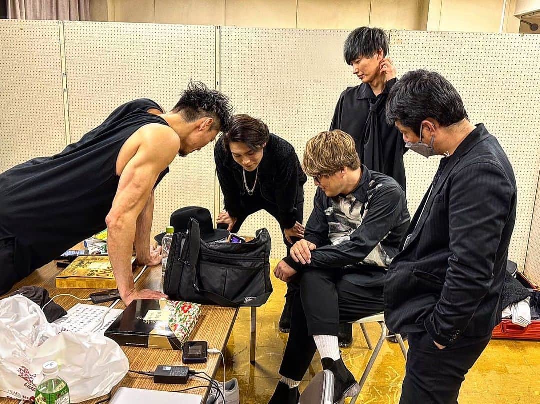 のインスタグラム：「本日は、新・BS日本のうたの収録日でした🎤(放送日2/19(日))  出番直後に即チェック👀笑  そして、僕の第2のオヤジ代わりだった方(とくさん)の一周忌でした。  第1のオヤジである叔父さん(母親の兄)同様に、とくさんにも奥様と2人の娘さんがありながら、小さい頃から我が子同然の様に、無償の愛を頂いたお方。  強くて優しくてデっかい、僕の理想とするオトコのお手本のお1人でした。  僕があっちの世界に行って再会した時に、また小さい頃みたいに褒めて貰える様……、  まだまだ頑張るけん、  そっちで叔父さんやお袋とかとワイワイ宴でもしながら🍻🎉  見とってね☺︎」