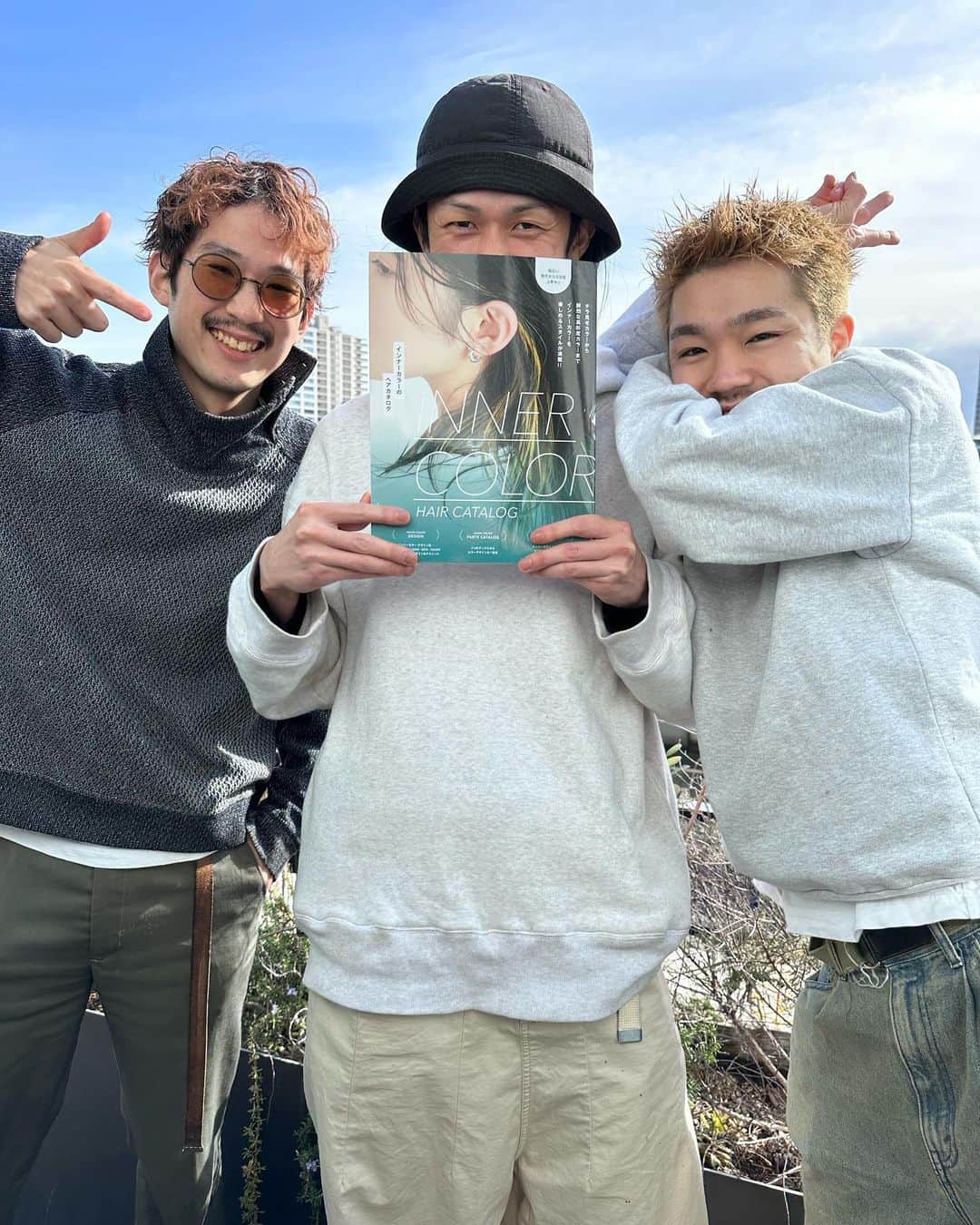veticaのインスタグラム：「現在発売中 @hairmode.jp  より発売中の  『INNER COLOR HAIR CATALOG』にて @koji_suzuki_  @vetica_andoryu  @eitayoshinari  がスタイル提案させて頂いております！  是非チェックしてみて下さい💁‍♀️  #撮影 #shooting」