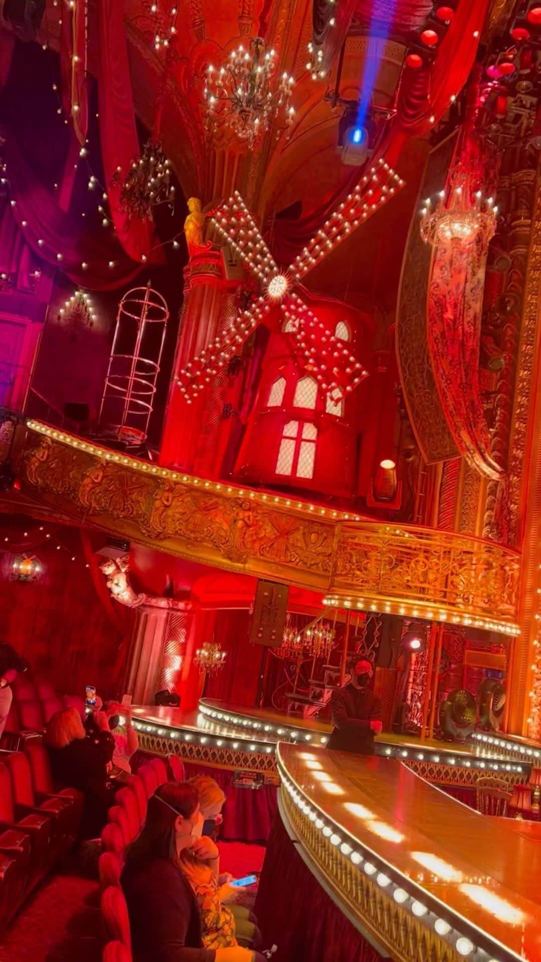 甲斐翔真のインスタグラム：「Moulin Rouge!の世界。  この象さんは世界中を回っているそうで、 もちろん日本にも来ます🐘  帝国劇場にこの世界がやって来ます。 ワクワクでしかない。。  Moulin Rouge!、観にきてね💃  #moulinrouge #broadway #musical」