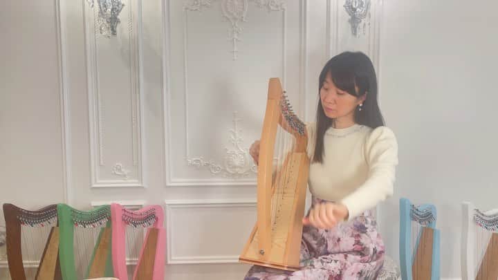 のインスタグラム：「#ブラームスの子守歌 #bramus #lallaby  クリスハープ教本より🌈 The video lesson from my chris harp book  今月の動画レッスン配信コースは…  ニ和音の親指でメロディーを弾く技術の型についてお伝えしています♫  3指のニ和音の見本演奏は、来週配信いたしますね✨  フルバージョンご覧になりたい方は  クリスハープ動画コースお申込みくださいませ🙏🐻💜  #インナーチャイルド  大切な人の子ども時代を想って弾きました🍀カウンセリングでは傷ついた子ども時代の自分にタイムスリップして、セラピストがお母さん代わりになって育ててゆく療法があります✨  #ハウルの動く城   ではソフィー（セラピストの役割を果たす安全基地）がハウルの子ども時代にタイムスリップして、ハウルが置き去りにしてきた心を取り戻し…  大人になった頭のハウルへ、子どもの心（カルシファー🔥）を入れる（統合治療）の場面がありましたね！  私たち心理カウンセラーは言葉をつかって頭と心の統合をするのが仕事ですが…  クリスハープ 講師コースでは、フェアリー弾きによって頭と心を統合する音のカウンセリング技術を教えています ✨🧚‍♂️✨  #ハープ #音楽 #松岡みやび #ミヤビメソード #心理学 #癒し #セラピスト #harp #music #miyabimatsuoka #harpistlife  #楽器 #クリスハープ #フェアリー #妖精」