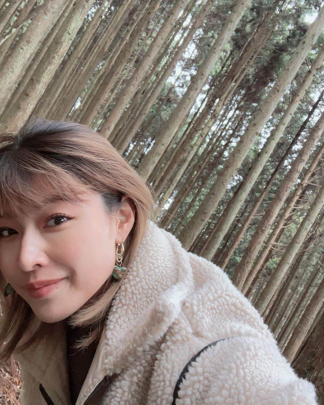pukkeyのインスタグラム：「先日、大好きな人と大好きな場所へ。 壮絶な獣道の先に心洗われる樹齢1000年の霊木が🌿 厄年、年女な私ですが全て大丈夫な気がしてます🫶🏻  #道  山道片道25分は舐めたらあかん。 最後は無言😂」
