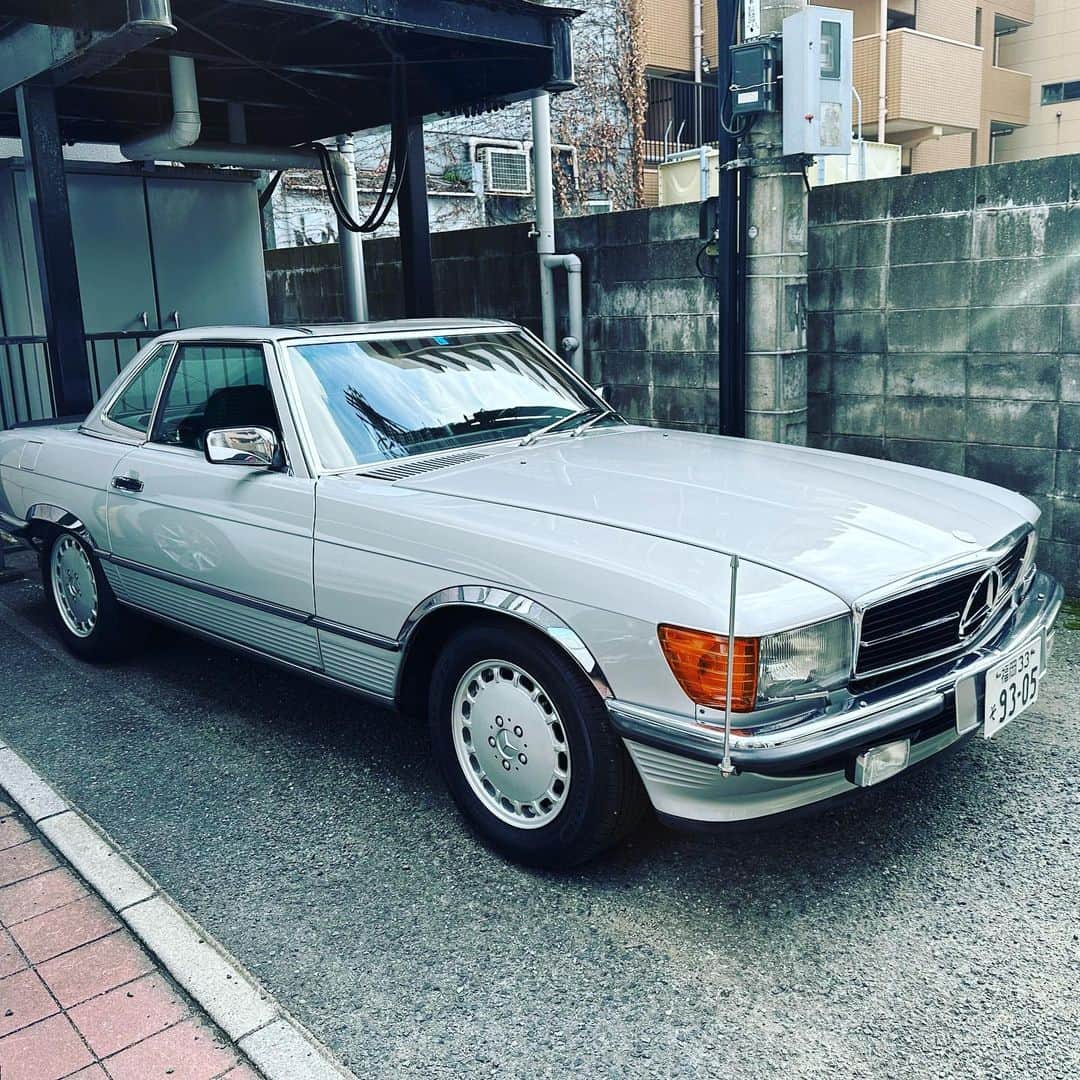 岡崎太郎のインスタグラム：「愛車が帰ってきました。と思ったらまたまた新しい工場へ入院です。 1989年Mercedes560SL #r107sl  #560slmercedes  #1989mercedesbenz」
