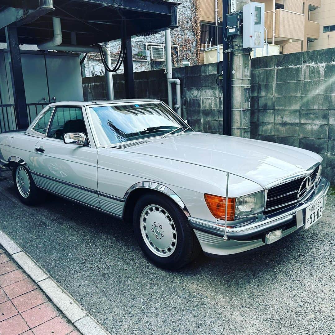 のインスタグラム：「愛車が帰ってきました。と思ったらまたまた新しい工場へ入院です。 1989年Mercedes560SL #r107sl  #560slmercedes  #1989mercedesbenz」