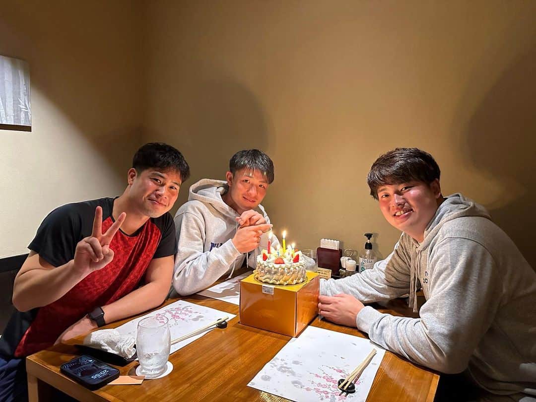村上宗隆のインスタグラム：「23歳になりましたー！  みなさんお祝いのメッセージありがとうございます😊  お祝いしてくれましたー！！  キャンプまだまだ始まったばっかりだけど、怪我せず頑張ろー🙆‍♂️  球場に足を運んで応援お願いします🤲」