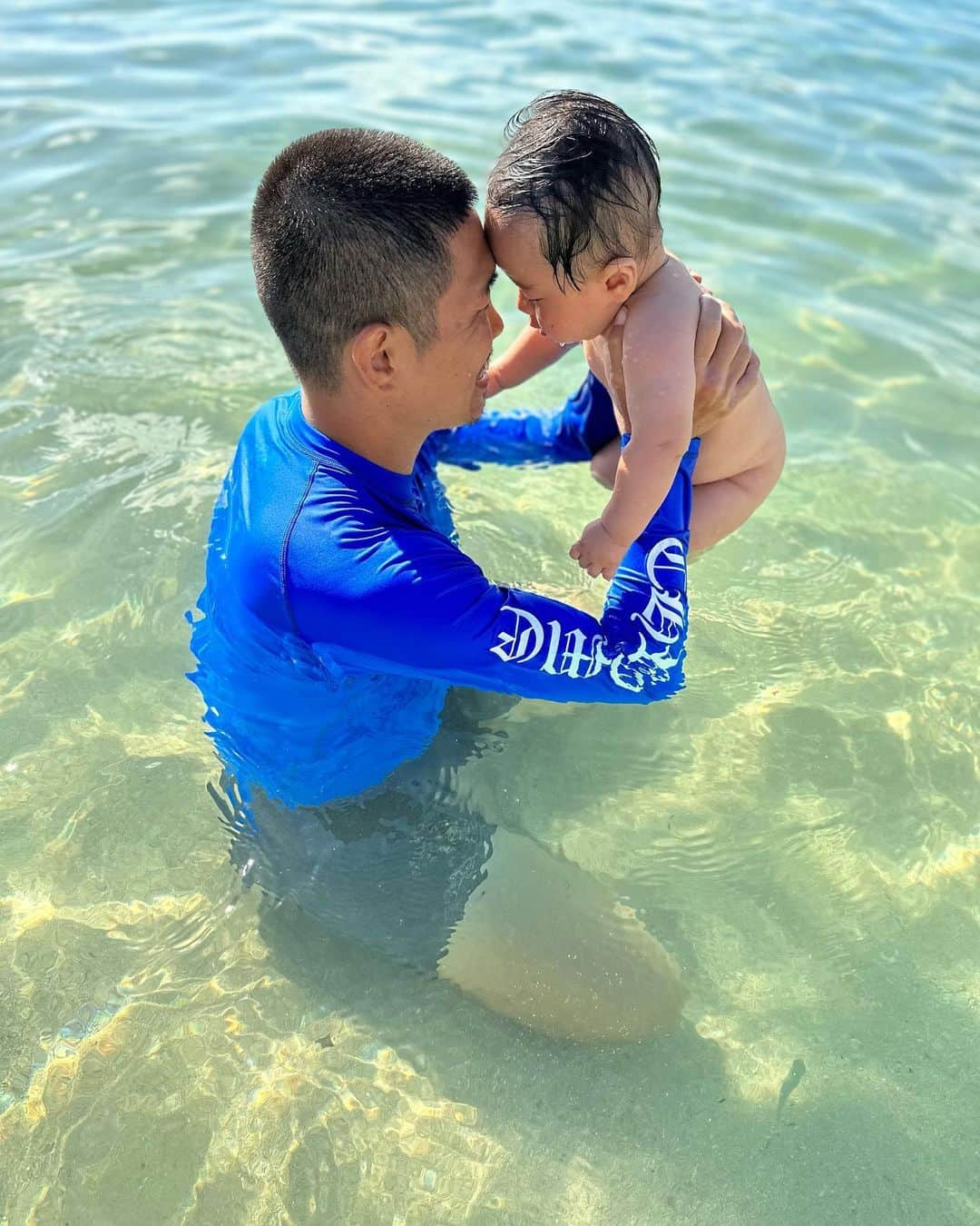 井岡一翔のインスタグラム：「- - 大空翔 初めての海だよ〜🏝🌈🤙✨  全然怖がらず、水に強い😆！ - #井岡一翔 #myson #hawaii #海 #sea」