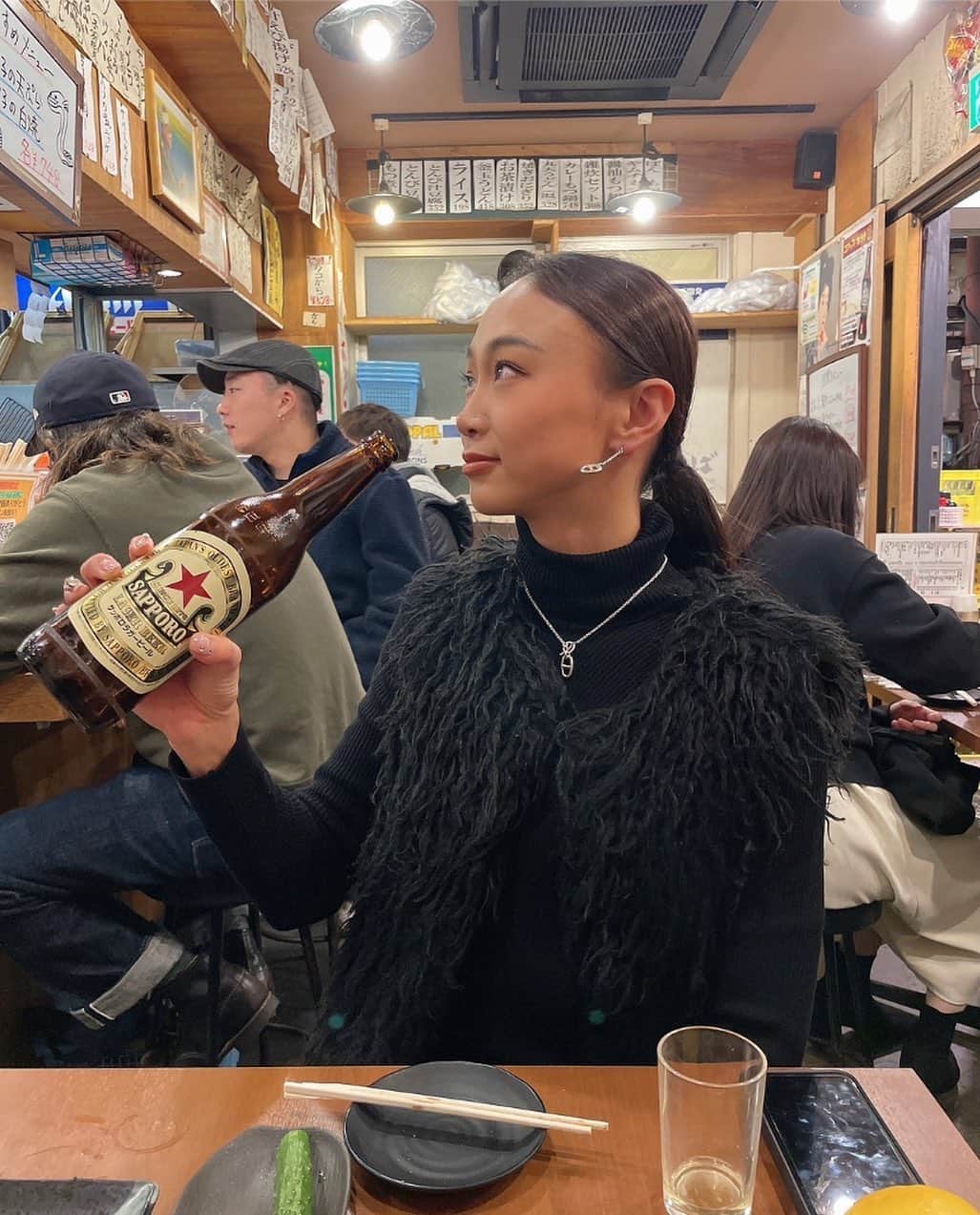 真部理子さんのインスタグラム写真 - (真部理子Instagram)「トレーナーで、ビール女子🍺なリコです。 この写真は日本大会終わりの。 ピアスがびょーんと心もびゅーんと！ ⁡ ビールとは上手く付き合わなければなりません。 ⁡ ◉頑張った‼️と心から思える時に ◉人との楽しい会で ◉必ずビタミンBを摂取する ◉飲んだことを後悔しない ◉飲んでも私は最強と唱えてその分消費する ⁡ ⁡ なんだか飲みたい… そんな時はメンタルどこか崩れているサイン ⁡ 無駄飲みはせず、HAPPYに🥳👍🏽 ⁡ 2月は節分、バレンタイン、他にもイベント盛り沢山 【私は最強】が結構使えると思います❤️ ⁡ ⁡ ⁡ #ビール女子 #パーソナルトレーナー #筋トレ女子 #赤星 #黒コーデ #ブラックコーデ #ベストボディジャパン日本大会 #エルメス #シェーヌダンクル #ファーベストコーデ」2月2日 21時26分 - riko_manabe