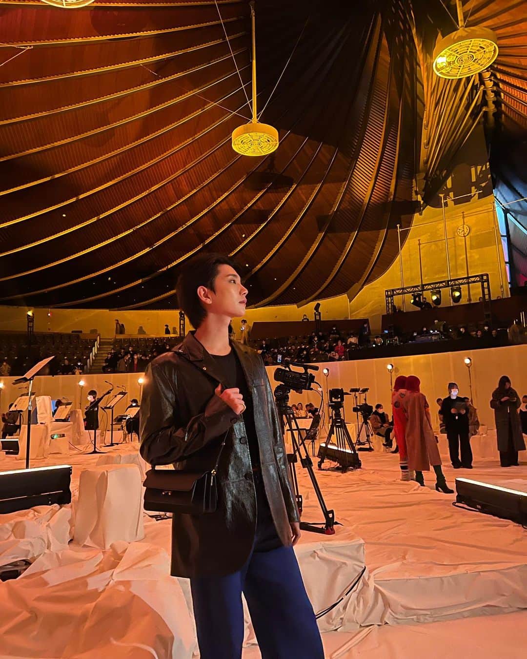 のインスタグラム：「Thank you for inviting me to the show. The music and the overall production of the show was stunning. I felt like I was at a concert 🎶 🎶  @asliceofbambi @renzorosso @marni」
