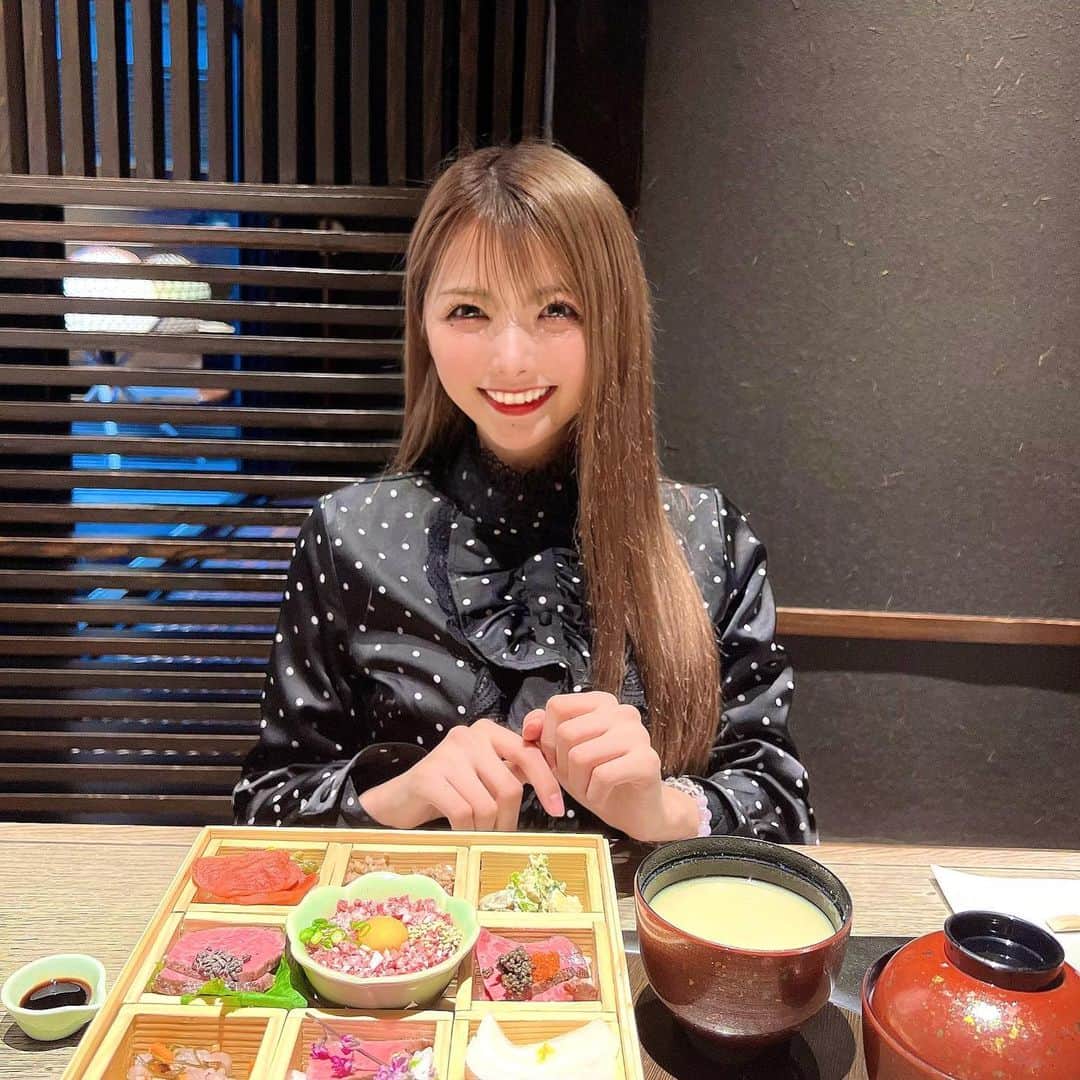 岡田栞奈のインスタグラム：「弾丸大阪・京都旅行に行ってきました☺️  ふと思い立って最強神社巡りに⛩✨ 今年はやりたい事、叶える事が沢山あるのでその為にも❗️ 母と私、両方の方位除けと心願成就の御祈祷も しっかり受けてきました‼️  温泉にも浸かって♨️ とっても満喫🥰🥰❤️  もし気が良い神社知ってたら 全国どこでも教えてください🫣💓 #弾丸旅行 #大阪 #京都 #神社巡り  #心願成就 #方位除け #5社巡りました  #japan #shrine #osaka #kyoto」