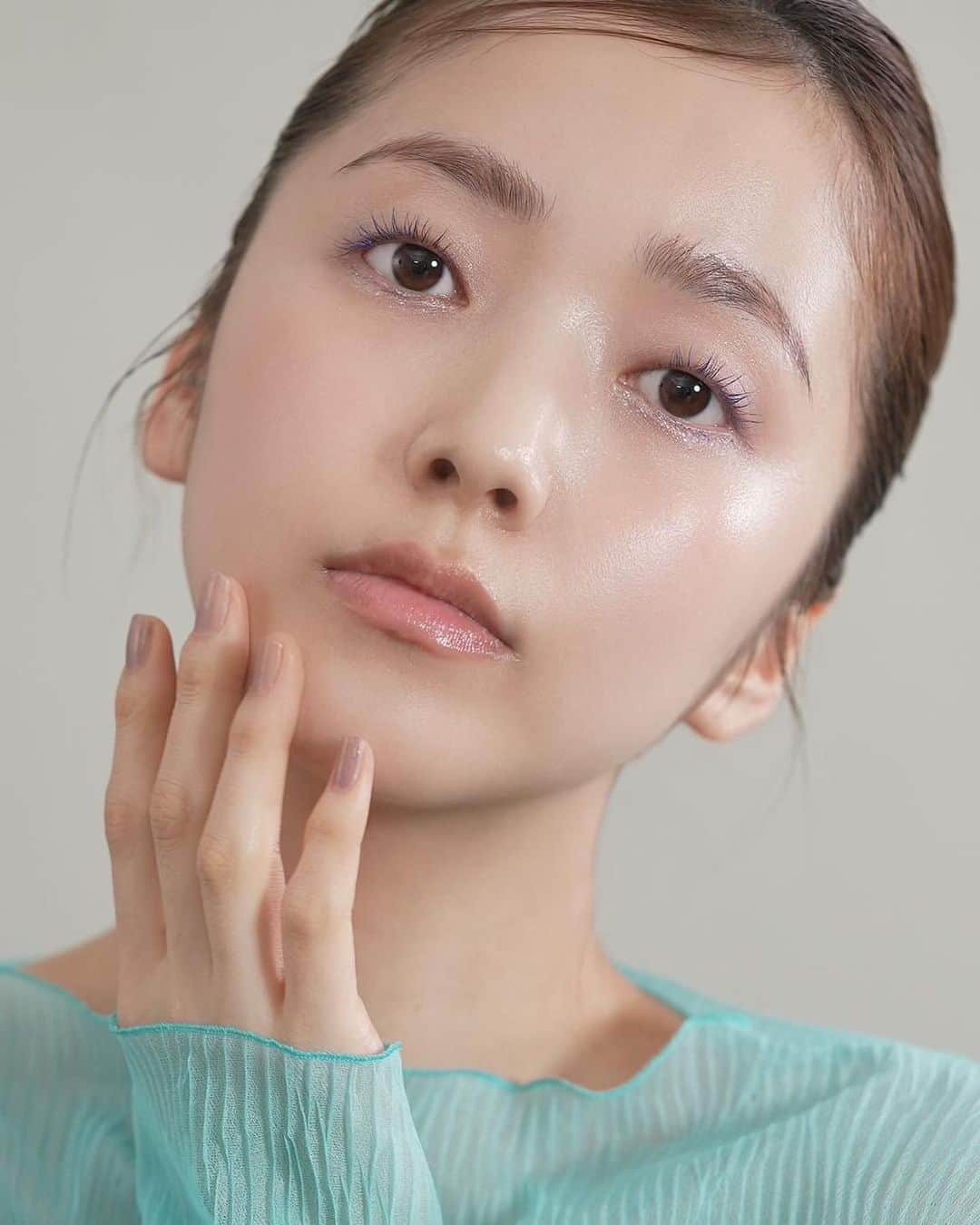 佐藤優津季のインスタグラム：「HAPPY 5th BIRTHDAY @toonecosmetics 💙 ラブな方々と笑い転げながら撮影したアニバーサリーキット🎂💗」