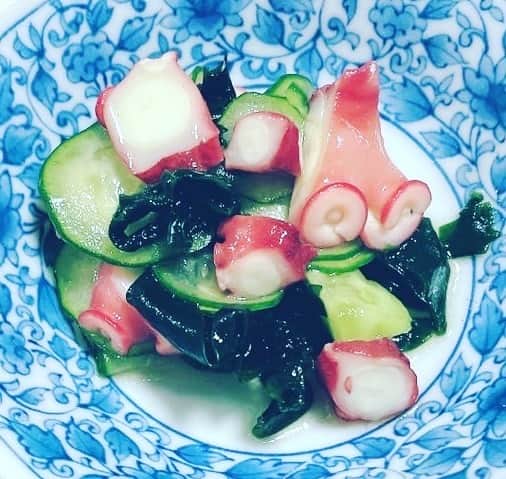 植田ひかるのインスタグラム：「かくかすごくなやみましたが長文になります。 春から、一度フリーで活動しようと踏み出した私ですが… 1番悲しいなと思ったのは無料のお仕事のご依頼です勿論したくてもそれは受けられません。 一つでも受けたら他のお仕事も無給で受けるべきと考えてしまうので出来ないのです。  また、人と会ったり取り引きもプレッシャーで少し億劫になる事があります、 でもお仕事大好きだからそこはお互い頑張りどころだよねって思ってます。 そんな時ファンの方には救われます、何故なら安心できるからです。(そうなの？) 事務所は結婚に近くて、お仕事をして尽くすのです。 そこでいうと私はバツが２つです 本当は人に対してコロコロと猫の様に犬の様に居たいものです。 事務所を辞める時、男性の方や女の子でもファンの方が心配して養います…！助けます…！仰ってくださるのですがそんな事をしたら他の応援してくださる人達やキャラクターや作品に傷をつけてしまうのでそれは一生お答えしません。 (私が弱く見えるのに全ての原因はある気がします。) みんなにお返事しないので安心して応援して下さい。 私はあくまでタレントであり役者です。 植田ひかるってキャラクターです。お話です。 皆さんとお話できる参加型作品は存在しても皆さんと個人的なお付き合いをする事はないのです。 その分、作品は勿論 SNSやイベントは私が楽しんでも良い場所で憩いの場でもります。 皆さんをおもてなしし放題ですしね。だから将来的にVtuberや配信をしてみたかったのです。 (篭りたいのね.) ps. 今年ずっと仲良くしてくれた中学の同級生のご夫婦が結婚式を上げる事になり私は友人として何処かでゲストスピーチをしたいとお話しました。冒頭でお給料のお話をしましたが私はお金は好きだけど特別な場合も勿論あります。 (前回のひかるん文芸部もチャリティがありましたがそういう企画もあって良いと思っています)  そして、 いつか結婚式の司会進行とか(難しいかな？)スピーチのお仕事をしてみたいです。冷やし中華はじめました~の芸人さんみたく皆を感動させたいものですな…🤨✨  重すぎる愛ですね。 まあまあ重めですがこれからもがんばりますますｏ(｡・‧̫・｡)ｏ💞💭  みんな健康第一だよ！ 笑ってね。  重めだから返信より♡案件かもですね(ˆ꜆ . ̫ . ). ̫ . ꜀ˆ)◞✧キリ」