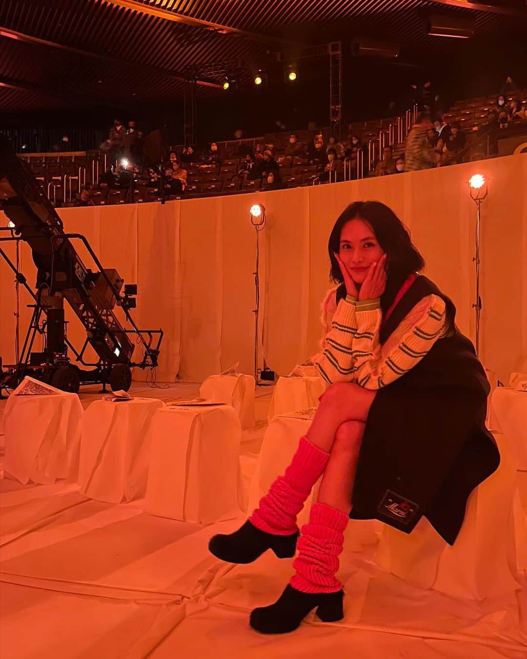 臼田あさ美のインスタグラム：「ルーズソックスとサボの組み合わせが😎🫶🏻  #MARNI #marnifw23vol2」