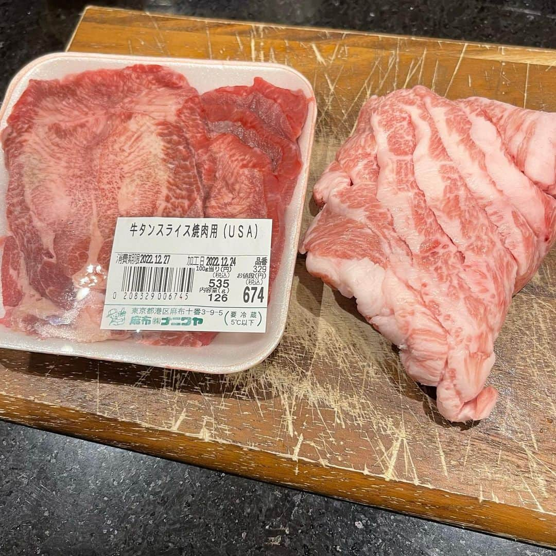 永井美奈子さんのインスタグラム写真 - (永井美奈子Instagram)「🥩 娘が16歳になりました FJKふぁーすとじぇいけい、 と言うらしいです。 高校一年生  夕飯のリクエストは 肉ケーキ🥩😖  それって 焼肉屋さんが作ってくれるものだと思っていたのですが、 「いや、作れるでしょ！少しくらいハードル高い方が喜ぶかと思って」と言う娘😱😱😱  ここは、ありがたや ネットの時代 なんでもレシピが調べられるのですねぇ🤣  ケーキの型を冷凍して、サランラップかけて、そこにひたすら肉を貼り付けていく🥩 エディブルフラワーを飾れば肉ケーキの出来上がり🤣  まぁ、焼肉ですから、 後はナムルとサンチュサラダ を作ればなんとかなりました  「やっぱり誕生日は家が良いよね」 なんて。 娘よありがとう。その言葉を聞いて報われたわ🤣  何時まで言ってくれるのかな😅  これに、 大好物の苺チョコ大福 デメルのザッハトルテ マカロン  そして、 笑顔溢れるteenager でいられる様に 素敵な女性でいられる様に 淑女でいられる様な 教育も少しずつ していきたいなぁと。  First Tiffanyは私が買ってあげたいと思って、お店に一緒に行きました。  今はどんなハイブランドでもネットで買えてしまう世の中ですが、少しおしゃれをして、　 お店の方のご意見も伺いながら 鏡の中の自分を確かめる。 と言う経験をして欲しくて、 母娘で出かけて(母の方が緊張😅)スマイルネックレスを。  娘って同性ということもあって心配もたくさんだけれど楽しみもたくさんありますね。 生まれてきてくれてありがとう♥️  You’re my precious♥️  #肉ケーキ  #肉ケーキレシピ 🥩土台　ベースは牛ももしゃぶしゃぶ用 🌹薔薇の花は刺しが多い方が綺麗です 　肩ロースすき焼き用を二つ折りにしてくるっと丸める 🪷フリルは豚トロと牛タンで 🥩1段目に牛カルビを重ねました 💐エディブルフラワーを飾ると豪華に見えます #肉ケーキでお祝い」2月2日 22時12分 - nagaiminako.com375