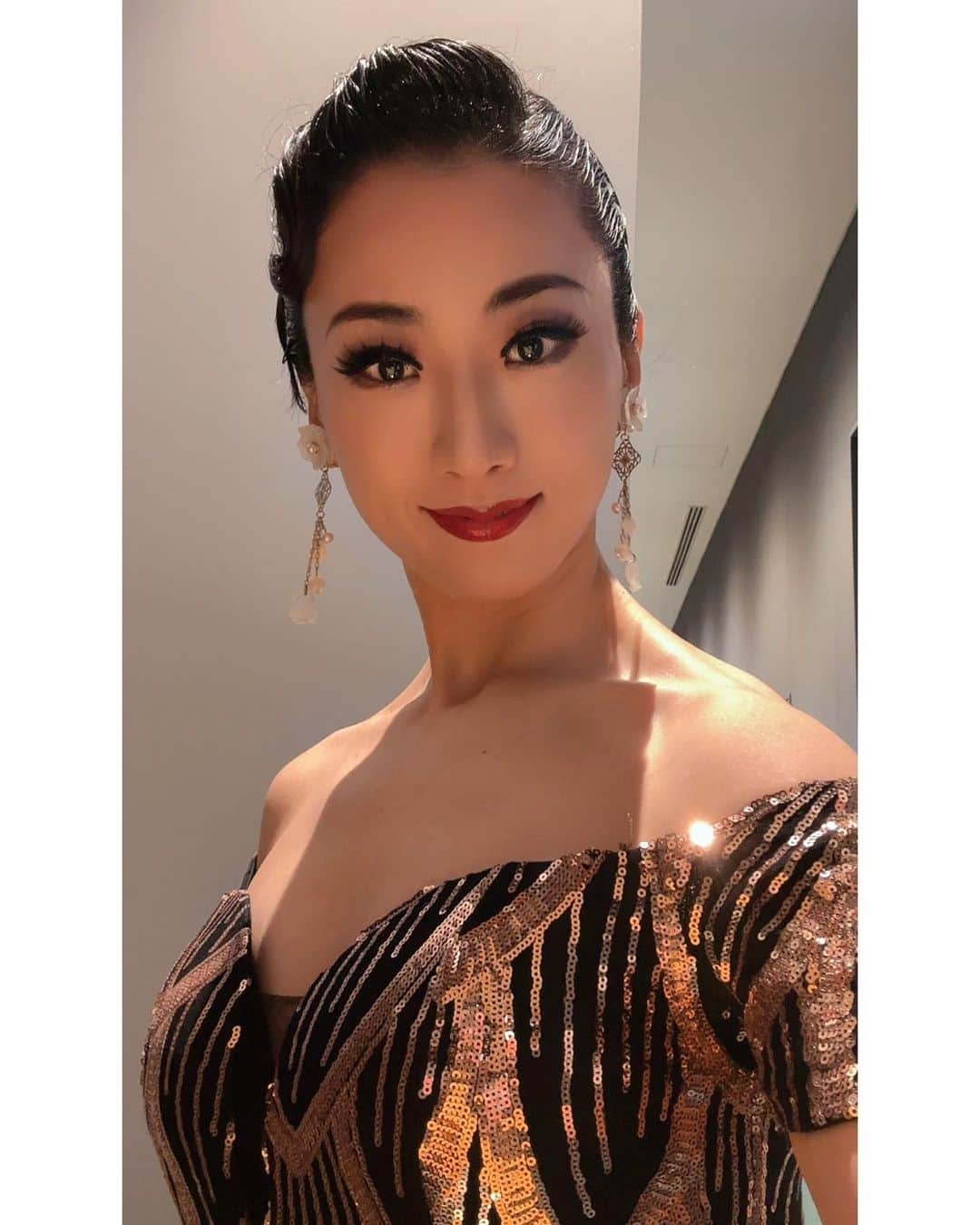 のインスタグラム：「#Tokyomoderntimes  千秋楽ありがとうございました🎊🎊🎊  タンゴショー「Alma de Tango 2023」 から始まったイイノホールでの公演❣️ 充実した怒涛の7日間が幕を閉じました！  4日間素晴らしい演奏をして下さったバンドの皆さんに盛り上げて頂いて駆け抜ける事が出来ました✨ そして、一緒に踊って歌った仲間の皆様❣️❣️❣️ 楽しい時間をありがとうございました❤️  安奈淳さんの『キッスオブファイヤー』  鳳蘭さんの『セシャルマン』 神野美伽さんの『ジャングルブギ』で踊らせて頂きました❣️  同期の暁郷ちゃんとは『恋のバカンス』をデュエット😍👏👏 ８９期万歳🎊🎊🎊  そして、後半では、西原杏佳ちゃんと『恋のバカンス』 『マイアミビーチルンバ』では踊ってくれました😊✨✨  『マシュケナダ』で一緒に踊ってくれた 阿久津千尋ちゃんと中島汐美ちゃん❣️  振り付けにも入らせて頂いて、毎日違うセットリストと本当に豪華なショーで充実した毎日になりました✨✨✨  皆さま応援ありがとうございました❤️❤️」