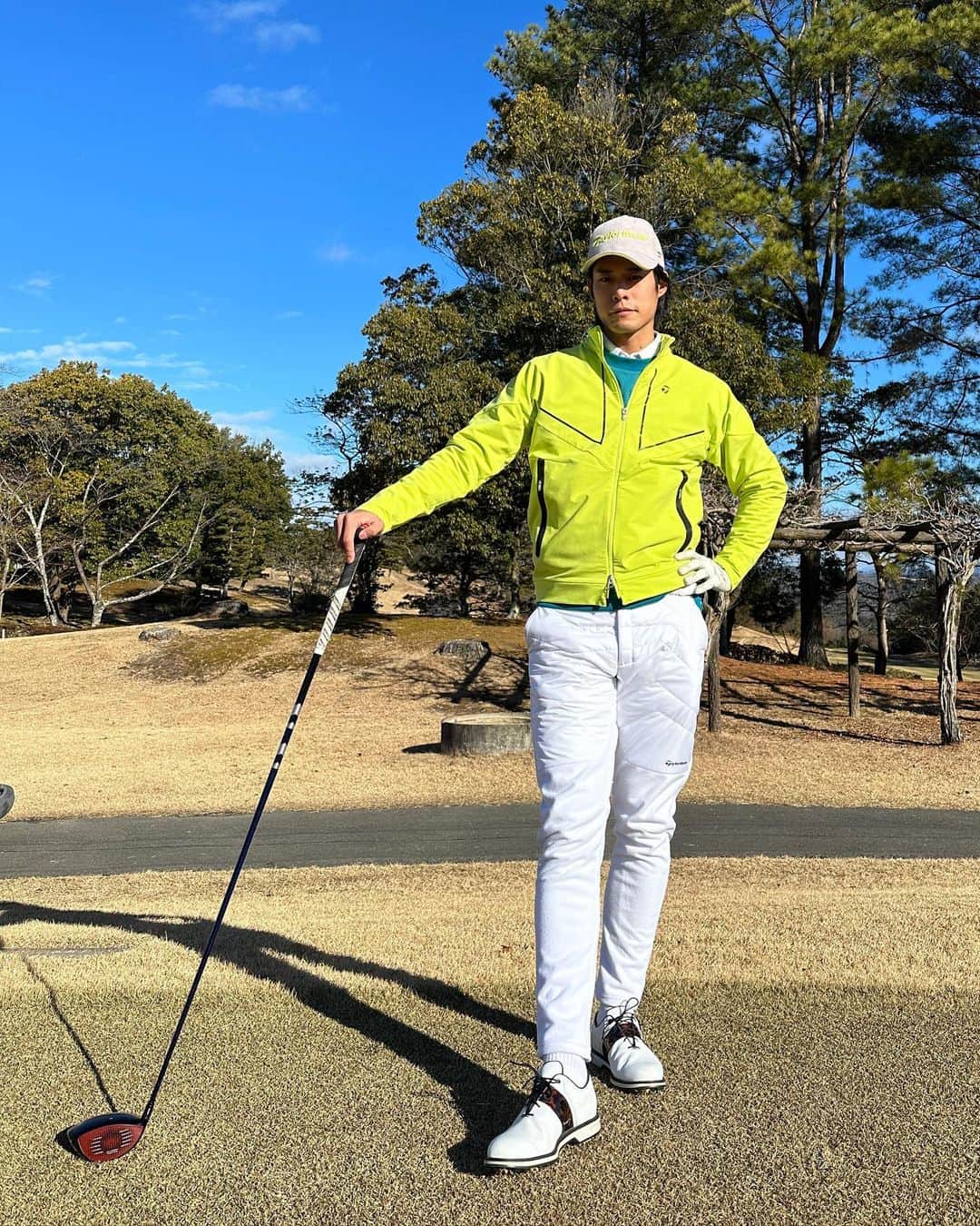 岸田タツヤのインスタグラム：「テーラーメイド(@taylormade_golf_japan_apparel_ )のYouTubeにて新しいアパレルが紹介されているので見てみてくださいなっ🏌️  ゴルフ上手くなりぇぇぇぇ！  #テーラーメイド @taylormade_golf_japan」