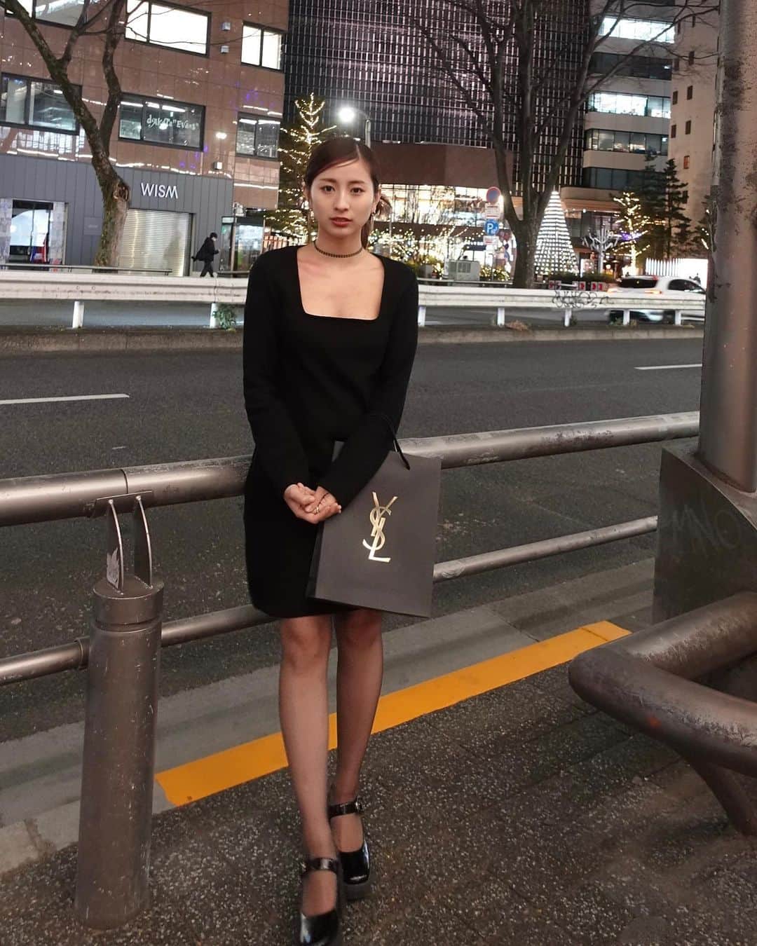 のインスタグラム：「Go To The Party   @yslbeauty  #yslリブレ   今日のファッションはいつもと違うように見えますが、まだロンですよ」