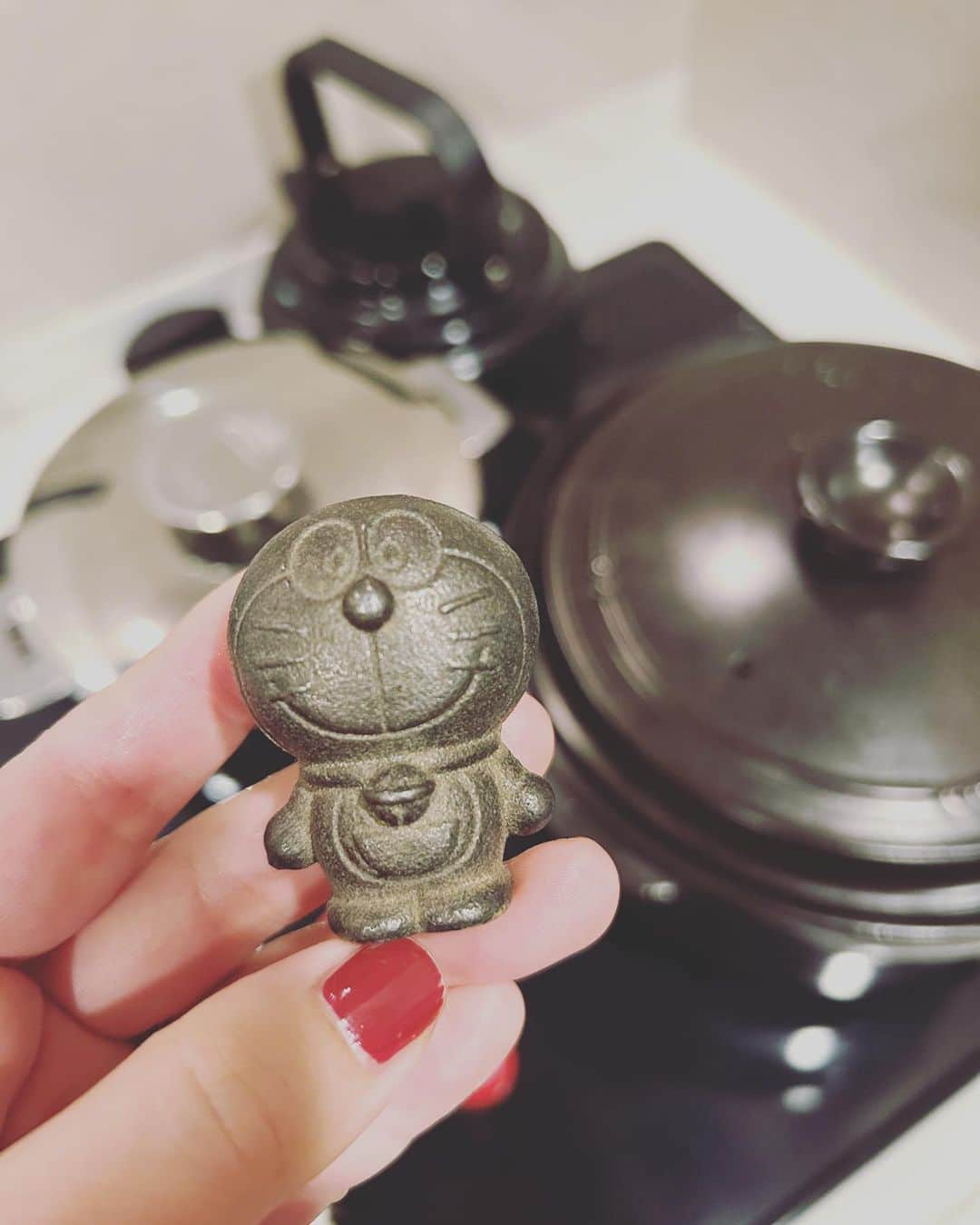 依布サラサのインスタグラム：「お湯沸かしたり、お味噌汁の出汁取る時に一緒に入れてる、ドラえもん。 南部鉄器の鉄玉、ドラえもん。 鉄分がお湯に溶けて 吸収しやすい形になってくれるので 手軽に鉄分補給できます💪  なんといってもドラえもんが お鍋ややかんに入っているのが、 かわいい。  いつもせかせかしてるキッチンで 見守ってくれている姿、 束の間の癒しをくれます😇  #南部鉄器　#鉄玉　#ドラえもん　#鉄分補給」