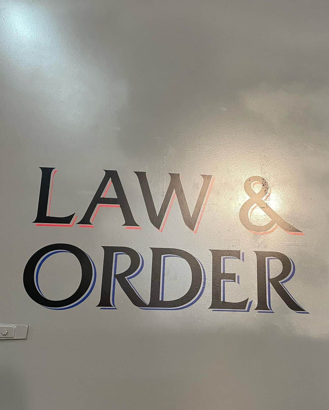 ラリー・ギリアード・Jrのインスタグラム：「Tonight I will be on your tv screen at 8pm on NBC!!! Had a great time guest starring on the show Law & Order and caught up with my  fellow “DUECEBAG” homie @alexhallisme My first union job was as an extra on this show! It was my first and last extra job. Reflected on how far I’ve come since that day! Catch it! 🎭 @nbclawandorder #myactorlife #lgjrlifestyle #lawandorder #nbc」