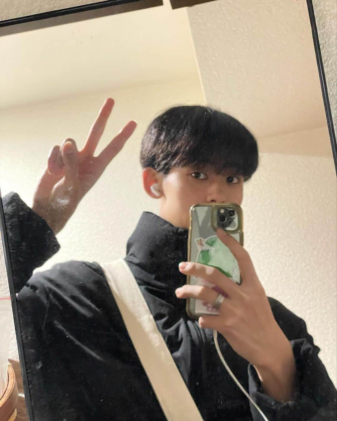 松井大奈のインスタグラム：「学校行く前は玄関の鏡で容姿チェックしてから家出てます🏫🚴💨 （そんなことより鏡汚すぎる🤦‍♂️）」