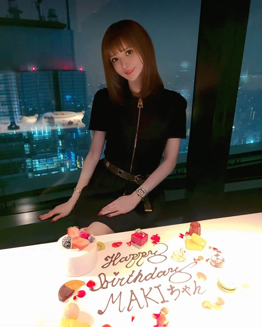 まき子のインスタグラム：「１ヶ月も前だけど。お誕生日だった❤️🖤  #birthday#birthdaydinner #louisvuitton」