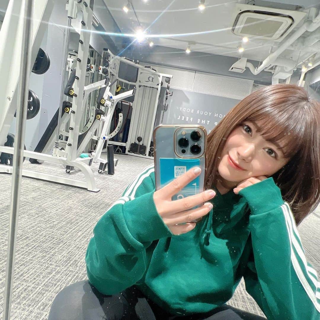 山内鈴蘭のインスタグラム：「飛距離アップとボディメイクのためにトレーニング始めたよ😤🔥  @revias_official   ゴルフの飛距離UP＆体幹トレーニングと、ボディメイクの為に パーソナルジムに通う事にしました😊  私は中々ズボラだから 家じゃ続かなくて。笑笑  パーソナルで、個室空間だから 安心だし、お話もできて楽しい😆 自分のペースで出来るの有難い❣️  知識豊富なトレーナーさんが居るから、細かく教えてくれて、自分自身の身体と向き合えたよ😭  靴もウェアもレンタル出来るから 手ぶらで仕事終わりも行けて 本当に有難いー🙏  この日は、 体幹と硬い股関節周り、 そして肩甲骨付近の筋トレを🔥  これからお世話になります🫡 頑張るぞーー！  #ジム #トレーニング #体幹トレーニング #ジムウェア #トレーニング動画 #トレーニング女子 #代官山ジム #代官山 #ゴルフ女子 #ゴルフ #ゴルフトレーニング #ジム女子 #revias #adidas #アディダス #スポーツウェア」