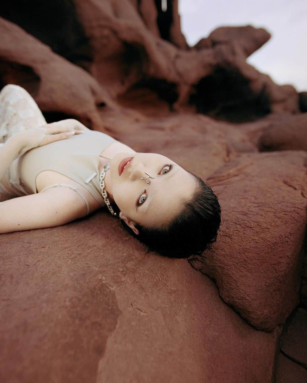 のインスタグラム：「ARUAH: the spirit of the steppe for @nownessasia 🌑   This experimental piece was born as a result of our fascination with Katutau: the lava mountains in the Almaty region, Kazakhstan. We drove east for 7 hours, taking turns…Aruah translates to “spirit of an ancestor” from Kazakh. The story connects us to the ancestor of ancestors - the vast steppe herself. Covered in spiky branches of saksaul and a dry cast of salt, her never-ending embrace follows you in every direction, once you get out of the city. Her love is tough, but it never dies. 🖤  art direction @bbismildin @goar_igitian @aya_shalkar  photographer @bbismildin costume designer/stylist @goar_igitian assistant stylist @alien.alina___ sculptors @mun_alyona , @orynkhan assistant photographes @ameetov @ascorbic.acid light @gaffer.kz  retouch @retouch_gornostaeva  Special thanks to  @yvmin_official  @daemon_concept @daemoncity  @unnamed.nyc  @heliot_emil」