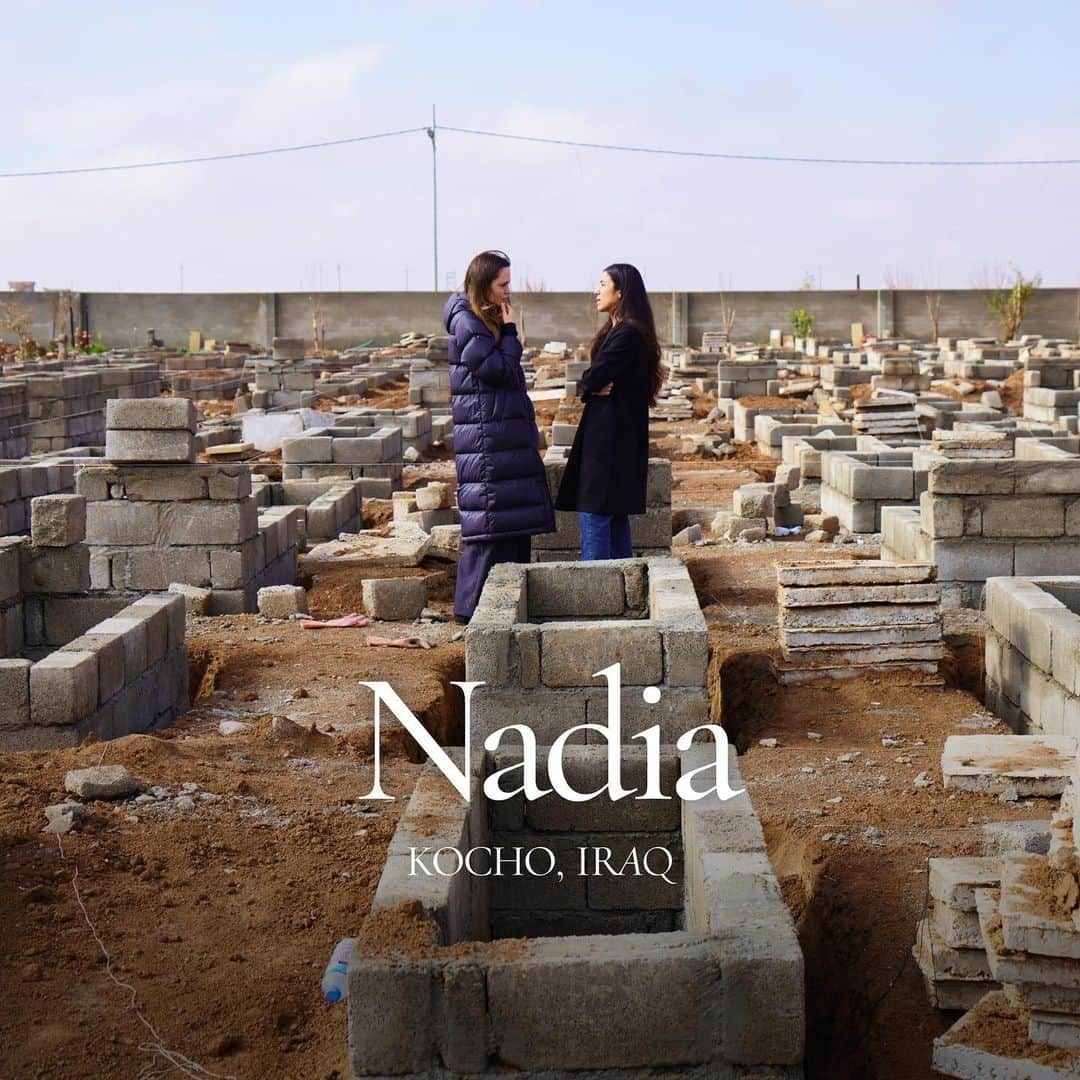 アンジェリーナ・ジョリーさんのインスタグラム写真 - (アンジェリーナ・ジョリーInstagram)「An emotional day with my friend @Nadia_Murad, who I was honored to spend the day with in Sinjar in Iraq. She is doing so much through @Nadiasinitiative to help the Yazidi people and other communities recover after conflict and genocide. She took me to the home she grew up in Kocho village, her old school where ISIS militants separated women and men before enslaving and mass murdering them, and the cemetery where the remains of Kocho residents have been laid to rest. Many are still missing and the fight for justice continues.  #Yazidigenocide #Yazidis #NadiaMurad #NadiasInitiative #Iraq」2月2日 23時06分 - angelinajolie