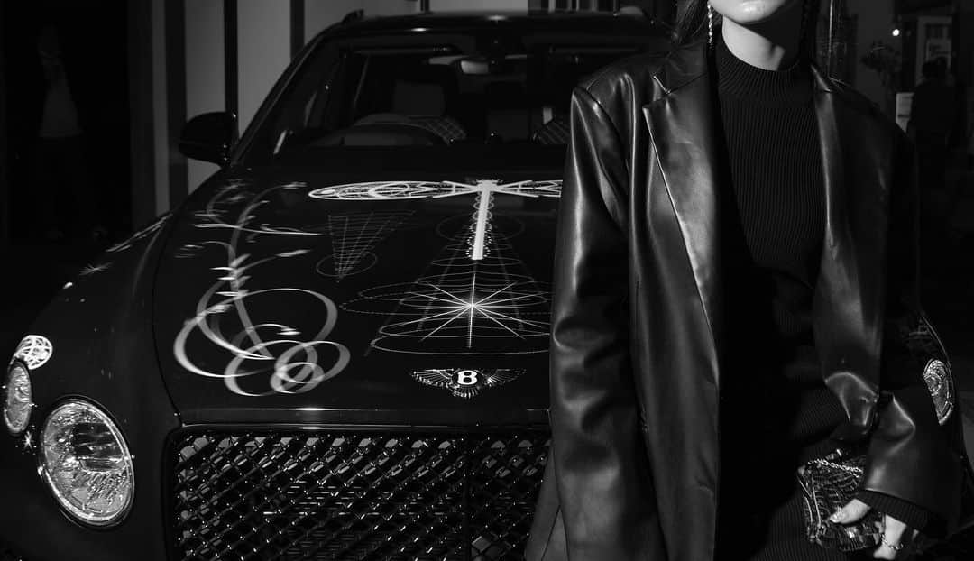 のインスタグラム：「BENTLEYのイベントプロデュースをさせて頂きました。 @bentleymotors_japan   ベントレーモーターズは、 100年を超える歴史を持つラグジュアリーカーメーカー。 進歩的で新しく、エシカルで美しいラグジュアリーカーのロールモデルへと前進しております。  彼らが愛してきたものに対し尊重し、 更なるスパイスを加えることにより 未来に新たなチャンスを与えると思い LAからスペシャルゲストをお迎えいたしました。 お迎えしたのは、世界で最も人気のあるタトゥーアーティスト「Dr.Woo」。 ベントレーの古典的かつ未来へと前進する姿は、彼のアーティスト概念と合致すると思い、沢山の方々のご協力のもとこの共演が実現いたしました。  彼が、この為だけに描いてくれた作品は、 自然界を象徴する電気トンボ。   “このエレクトリックドラゴンフライという象徴的なリーダーシップに従い、高速で未来に向かう姿を表現した”  とDr.wooさんからデザインコンセプトを頂き、内装の世界観をつくりあげていきました。  自然の有機的なテーマを保持しながら、試練に耐える物語とともに光り続け、未来に向かって急速にズームする姿はとても魅力的でした。  トンボは、上部の個眼は焦点が遠くで合い、下部の個眼は焦点が比較的近くで合います。太陽を目印に飛行しているようで、上部の個眼は常に太陽を捉えるそうです。  昼行性であるトンボは夜は眠っているのですが、自然の変化が起こるときには 目を覚まし、灯りを目掛けて向かいます。 今回はそんな自然の変化である 皆既月食(当時去年11月初旬)を表現し、それに反応しているトンボの様子を描きました。  皆既月食とは、今までの振り返りと未来に向かっての調整を行うタイミングと言われていて、ここまで続けてきた努力が成果として現れ、それを踏まえて状況を変えていくという意味があります。  これらはまさに、ベントレーとDr.wooの伝統的かつ未来へと前進する姿とリンクしています。 Wooさんが描いたトンボが、 ほぼ速度ゼロのホバリング状態から猛スピードで、未来(Wooさんが描いた最も明るい星)に向かって急速にズームする姿を表現しました。  沢山の方々のご協力で、沢山の方々にご来場頂きこのイベントを作り上げることができました。本当に感謝です。  イベントが終わった20時ごろ、気が抜けたタイミングで自分の目の前にリアルなトンボが現れました。トンボは、夜は自然の変化が起きる時にしか目を覚さないはずなのに、強力なエネルギーが混ざり合い、何かしらの変化が起きたのだと確信できました。  これから自分自身も、さらに変化していけるよう精進していきます！  この車は、青山のアニモカブランズにて 展示しております。是非見に行って頂けたら幸いです！！  東京都港区北青山3-13-7 アニモカブランズ1階ギャラリースペース  @bentleymotors_japan @_dr_woo_  #Bentley #Bentayga #ベントレー #ベンテイガ #unknownharajuku」