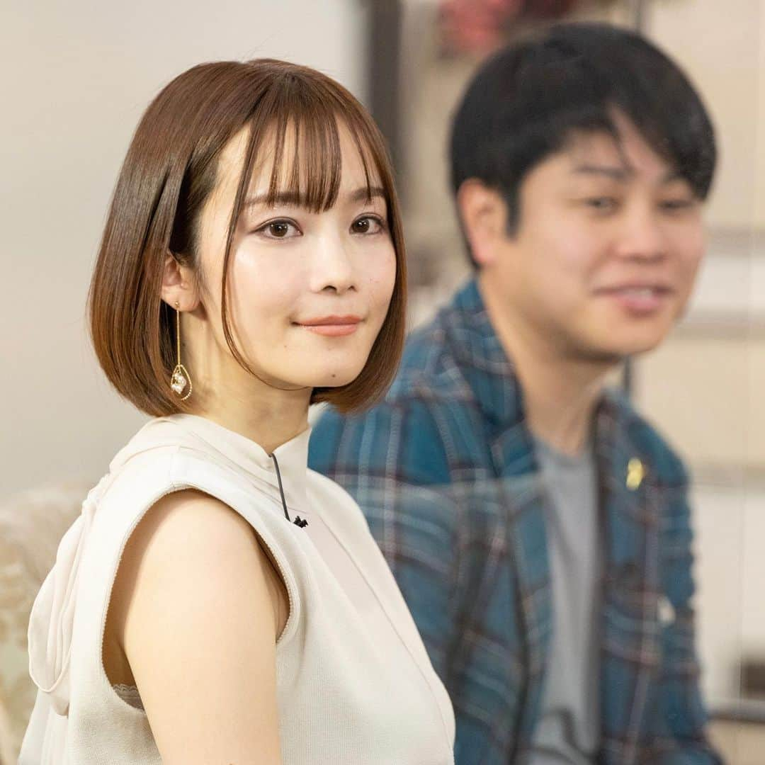 さくまみおのインスタグラム：「いや〜緊張したぁ〜(๑ ˭̴̵̶᷄൧̑ ˭̴̵̶᷅๑)！！！ 井上さんが推薦してくださり、Abema『恋するアテンダー』# 8に出演させていただきました︎︎👼🏻  年末にストーリーで取ったアンケートはこのことでした…みんなのおかげで勇気を出して挑戦できたよ😂ありがとう!!!  しっかし…人前で感動の映画とか見ても恥ずかしいから絶対泣かないように堪える私が、全国視聴可能な番組で何してますねん🤦🏻‍♀️//// しかも収録日クリスマス前日な( ˙꒳​˙ )🤚🏻泣きながらタクシーに乗せられるとても愉快な聖なる日www  だってオンエアではカットされてたけどツーショットトークの時に色々思い出させられまして反省と後悔が込み上げている最中にスタジオに戻されジャッジタイムだったもので後半はもう何喋ったか記憶がありません😇 (今思えばスタッフさんの策略だったのか？笑)  そんな中YOUさんが優しくて…😭💓 TVで見る以上に美しくて色気と余裕があって面白くて共感力高くて一生ついて行きたくなりました😭🫶🏻 ただ涙で頭が回らずせっかくいっぱい声かけてくださったのにうまく返せなかったことが1番の後悔orz… またいつかどこかでお会い出来るよう頑張ろう‪🔥🔥🔥  小籔さんも優しくて面白くて名MCで…改めて凄い場所に座らせていただいたなと…今頃緊張してきた( ಠ_ಠ)←  井上さんは相変わらずさすがだし、私のことも面白くPRしてくださってもう感謝感謝です( _..)_  あ、そして最後に…1番多く質問いただいていた「ガチですか？ヤラセですか？」についてですが…  どちらでもありません( ˙꒳​˙ )  台本はあるけど流れが書いてあるだけで選ぶのは自分達でしたし、とは言えあれは♡の札を挙げたら「=付き合う」ということではなく「今後も仲良くするorここでサヨナラ」のジャッジだとお聞きしておりました︎︎☺︎  マッチング恋愛バラエティなので、わかりやすく言えばマッチングアプリの「いいね♡」みたいな感覚じゃないですかね🤔？ アプリはやったことないんですが♡付けたら付き合うとかではないんでしょうあれ？  ただ最近、成立記者会見なるものが番組の最後に行われるようになったそうなので、今後の定義はわからないし、過去回のゲストさん達のリアルもわからないです🤫  とは言えお仕事なので収録後「お疲れ様でした〜👋🏻」パターンも多いだろうに、休日課長さんは本当にお食事にも連れて行ってくださりとてもお優しい方でしたよ🍽️✨  番組は無料視聴期間は終わってしまいましたが、ABEMAプレミアムにて視聴可能なので是非ご覧ください☺️(恥ずかしいけど////) 久々にガッツリとフォークも曲げてきました👍🏻笑  #恋するアテンダー #恋アテ #ABEMA #ネオバズ #恋愛バラエティ#YouTubeからmiourからこじらせ女の編集さすがw」