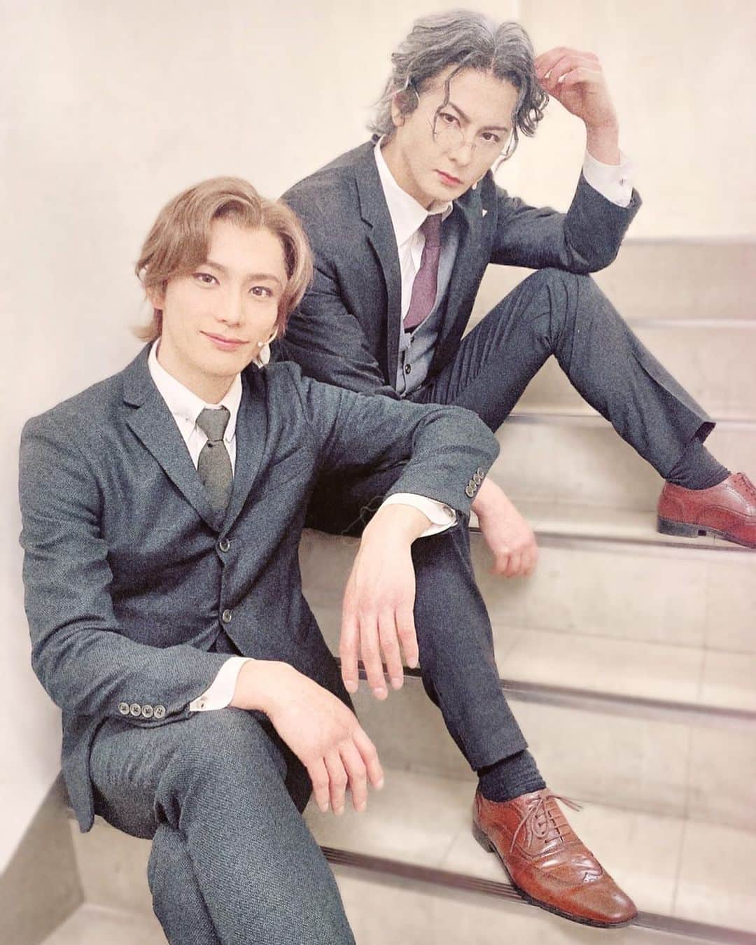久保田秀敏のインスタグラム：「ミュージカル『憂国のモリアーティ』 Op.4 -犯人は二人-  東京公演初日が無事終わりました。 沢山のご来場ありがとうございました。  劇場が変わると音の響き方、聞こえ方が全く異なるので、音響チームと何回も微調整を繰り返しながら本番に挑みます。  今日も素敵な一日でした。  明日も素敵な一日になりますように🙌  ミルヴァートン役の玲くんと。  あの歌と存在感はズルいって。  #ミュージカル #憂国のモリアーティ #モリミュ #モリミュop4」