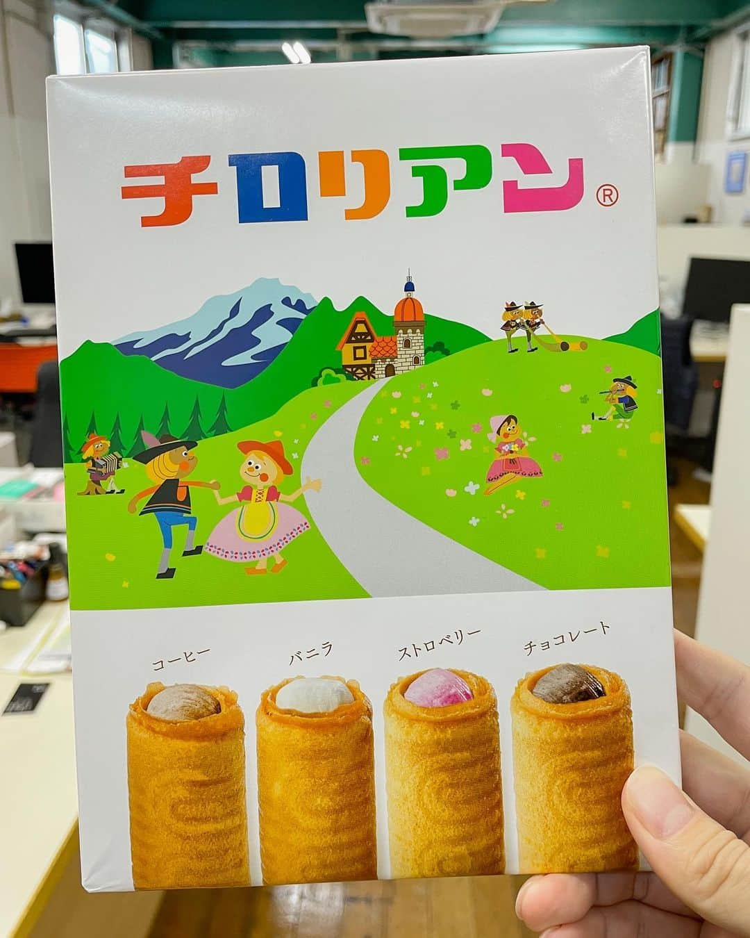 kanikapilaのインスタグラム：「キュリオキッズさんの審査で福岡市美術館へ。子供の作品にこれがいいとか決めるのは難しすぎる。でも、楽しかったです！福岡土産にチロリアン。お食べー。（姉川）  #graphicdesigner #illustration #illustrator #子供 #アート #イラストレーター #イラスト好きな人と繋がりたい #イラストグラム #fukuoka #福岡観光 #福岡 #チロリアン #福岡旅行 #おみやげ #福岡市美術館   #カニカピラ #kanikapila #カニスタグラム #日常 #東京 #中目黒 #デザイン事務所」