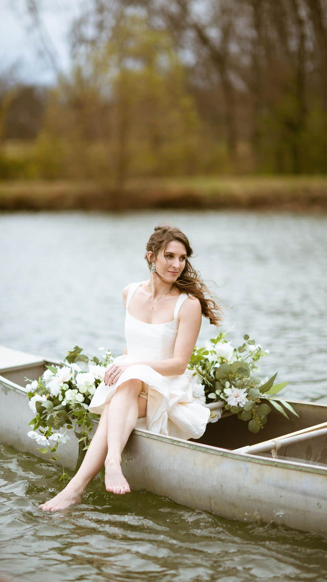 ローラ・カークパトリックのインスタグラム：「Don’t be scared of the wind at your shoot it can be magical in photos! A beautiful styled shoot with @erikalitton and @bluegrass.mike   #styledshoot #kentuckyphotographer #fashionphotography」