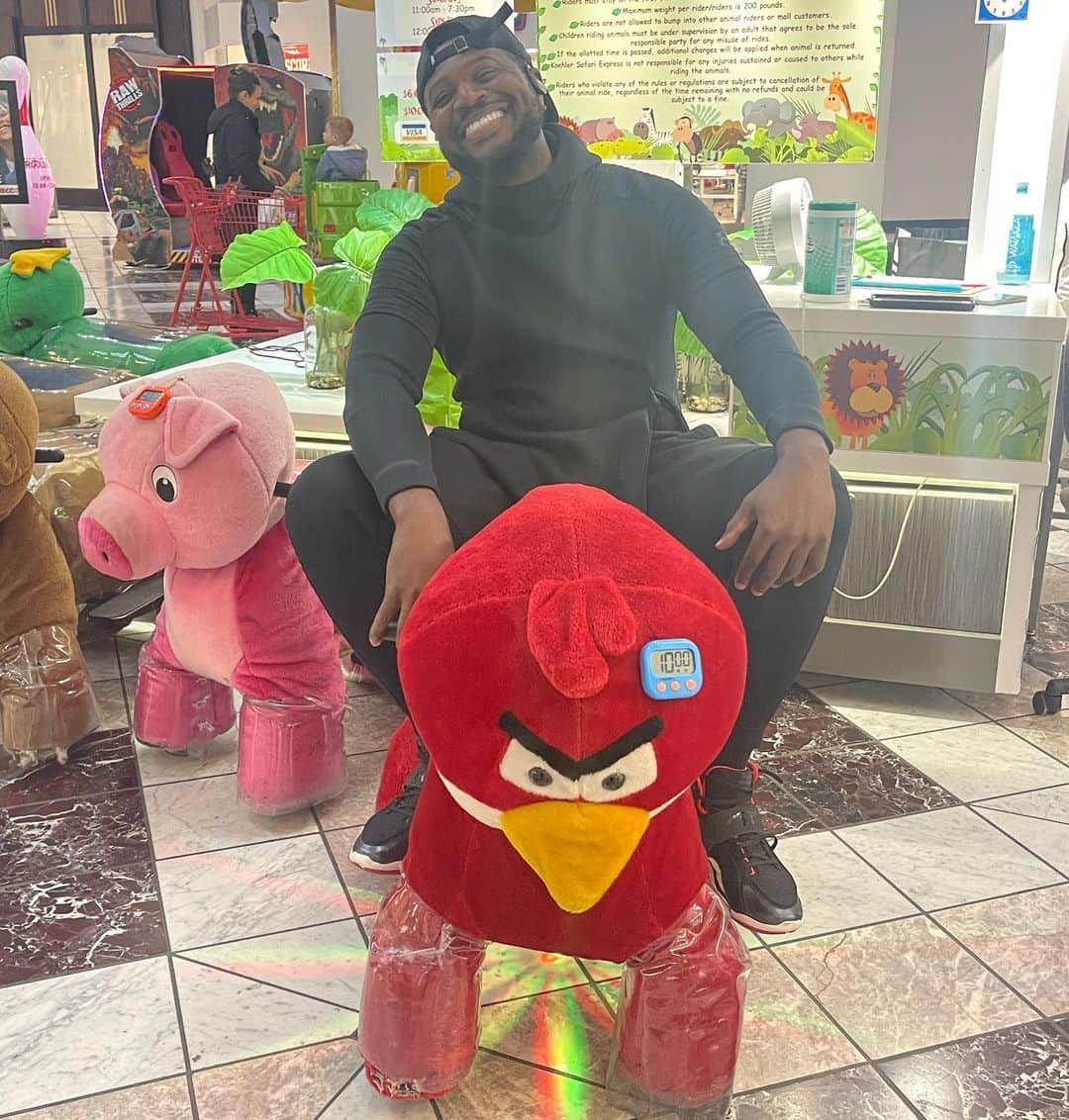 ブランドン・フィリップスのインスタグラム：「@angrybirds & some black dude😜 #BaileyMadeMeDoIt  #FunAnimal #TheLifeOfEmil ~b£p😡」