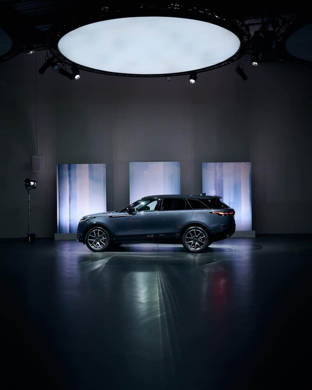 Brittenelle Fredericksさんのインスタグラム写真 - (Brittenelle FredericksInstagram)「last week the incredible team at @landrover invited me to the UK to preview their new Velar, available now 🌶️ #RangeRoverVelar」2月3日 2時23分 - brittenelle