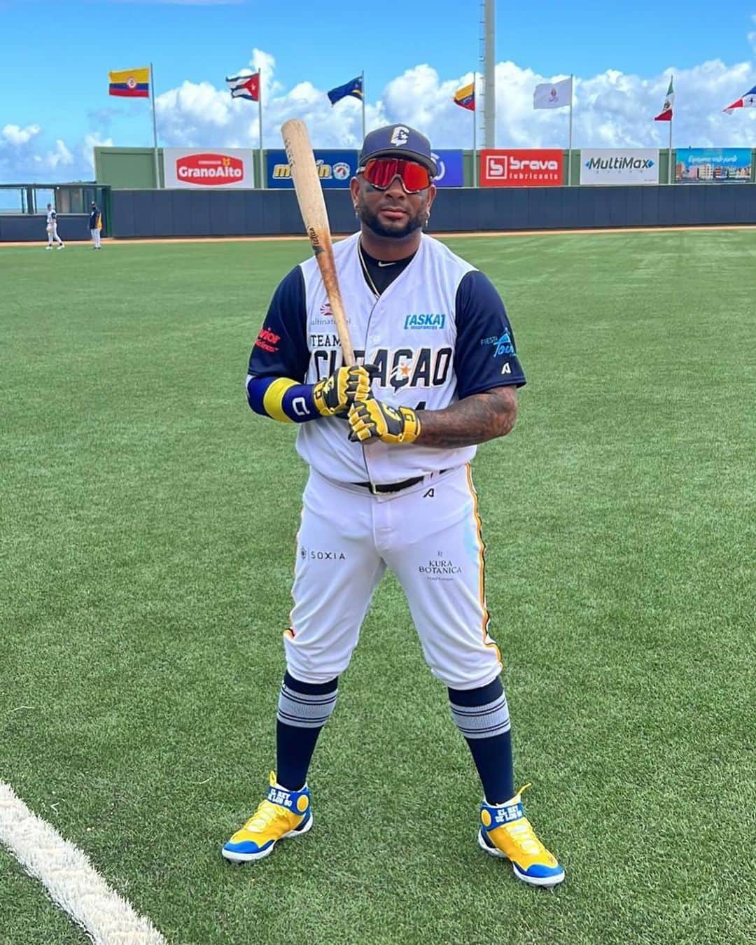 ウラディミール・バレンティンのインスタグラム：「After 22 year I have the opportunity to play for my country an put the yellow white an blue uniform feel so bless to be here #2023 series Caribe @dreamgloveco」
