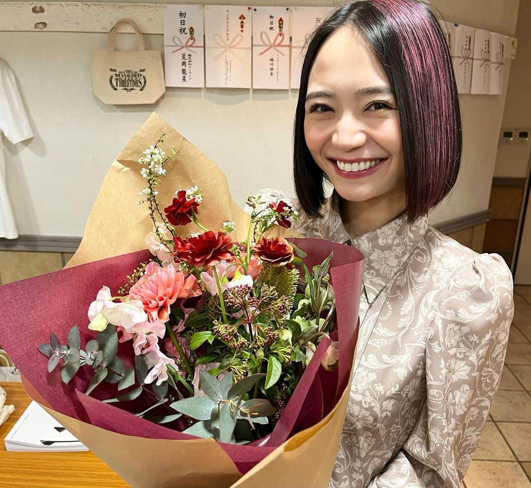 緑川静香のインスタグラム：「舞台『三度、死んだ男』終演いたしました。 ⁡ 誰一人かける事なく走り切りました！！😢✨ ⁡ ご来場頂いた皆様、ホントにホントに、ありがとうございましーたん🙇‍♀️🙇‍♀️🙇‍♀️ ⁡ SNSでのたくさんの嬉しい感想もありがとうです🥹 ⁡ 工藤真波、あなたと一緒に駆け抜けた数ヶ月、楽しかった。 ありがとう。 また逢う日まで、、、❤️ ⁡ 何度洗ってもまだピンクの髪が落ち切れてないです。すごいパワー。笑 ⁡ ⁡ また、Makuakeの【ノンデミ】プロジェクトも終了し、800%を超える達成率でした。 ご購入頂いた皆様、ありがとうございます。 これからもご満足いただけるよう研究し、精進していきます。 ⁡ #三度死んだ男  #ノー加工で載せたる #12月から稽古して年明けは集中稽古だったので #なんかやっと2023年が始まったって感じがします #明けましておめでとう私 #SALEも行けてないし七草粥も食べてない #あはは #実は2023年なんかね幸先いい感じなのよ #うふふ #嬉しい報告待っててね💓」