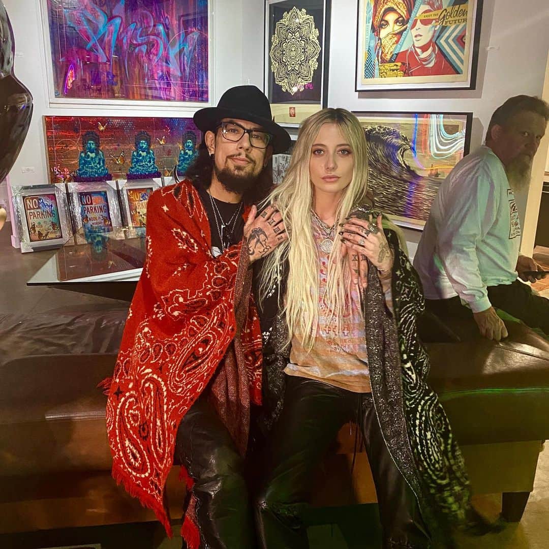 のインスタグラム：「Me and @imvanessadubasso at @riskrock ‘s @compoundcontemporary gallery photo: @riskrock」