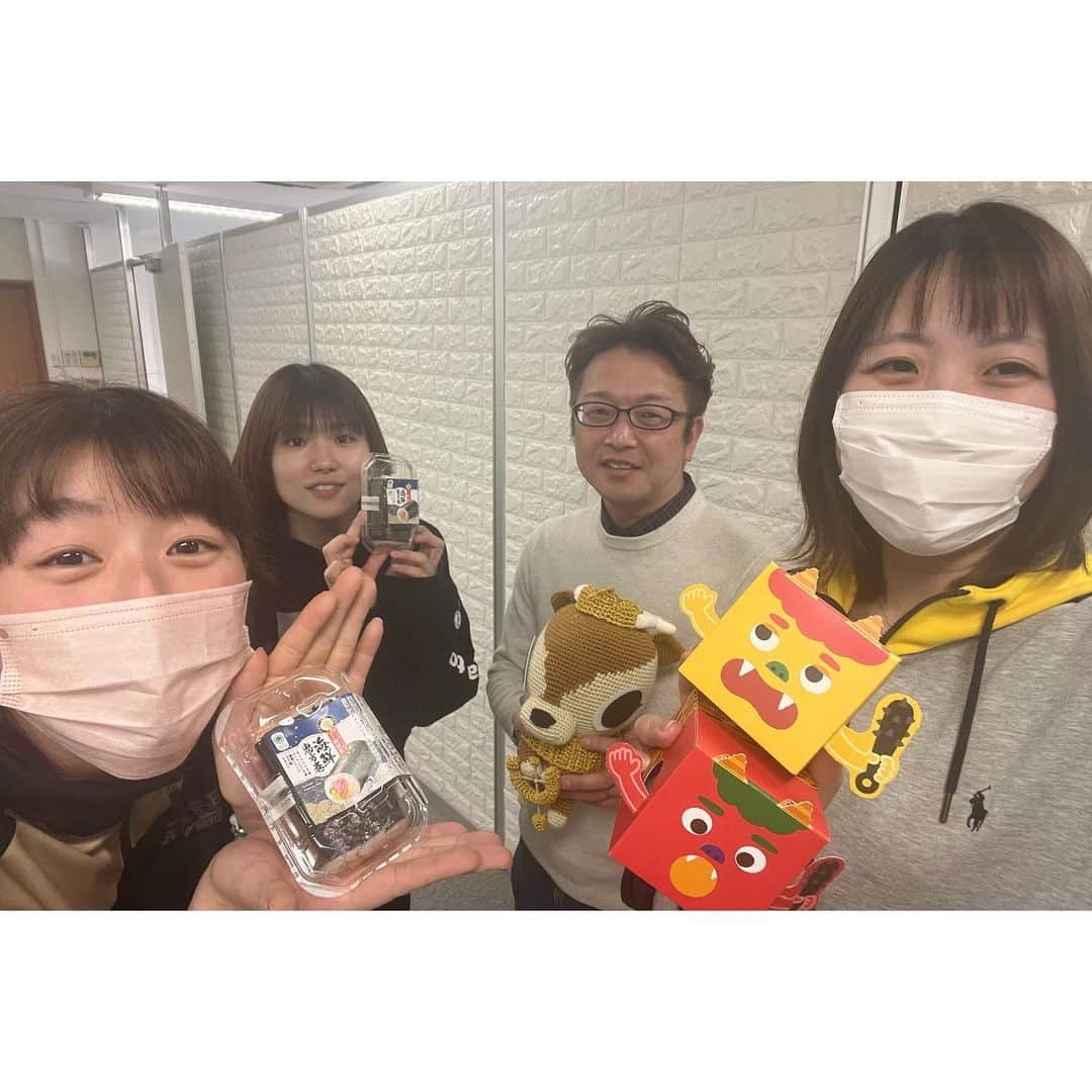 小山綾菜のインスタグラム：「. . . #福は内 🗽 . . . 辻井さんが#ファミリーマート の恵方巻きをプレゼントしてくれて嬉しみが深かった🍙 . . #アルテミス北海道」